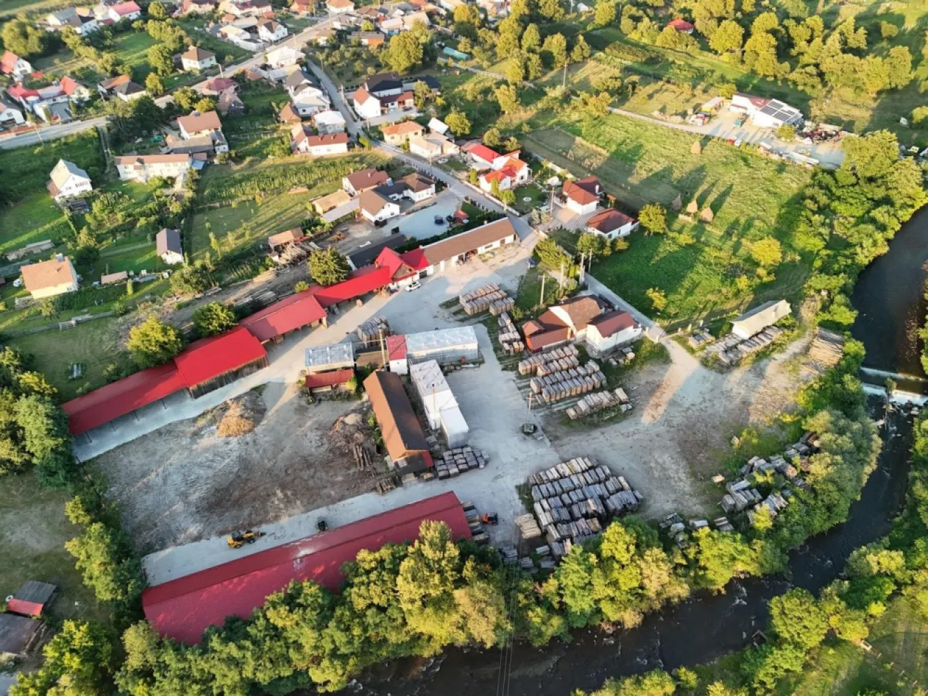 Fabrică de cherestea complet utilată & centru logistic - Se ofera spre vanzare o fabrica de cherestea complet utilata, situata intr-o zona strategica cu o pozitie avantajoasa, ideala pentru prelucrarea lemnului, logistica, depozitare precum si alte scopuri comerciale.
 

PACHETUL 1 – PRET 795.000 EUR
 
Suprafata totala: 14.000 mp

Suprafete construite (hale, birouri, depozite): peste 2.400 mp
 
Componente si constructii:
Hala productie 1A si 1B – suprafata totala de 680 mp, deservite de siloz pentru depozitarea rumegusului (capacitate 80 mc)
Hala depozitare 2 – 324 mp
Hala productie 3 – 187 mp
Hala depozitare 4 – 600 mp
Cladire birouri – constructie din caramida, formata din 4 camere si baie, in suprafata de 120 mp
Magazii si depozite suplimentare – 300 mp
Cladire locuibila (94 mp) – poate fi transformata cu investitii minime in locuinta pentru angajatii firmei
 
Dotari tehnologice:
4 uscatoare cu o capacitate totala de uscare de peste 300 mc/luna
1 aburitor cu capacitate de 35 mc
Centrala pe apa calda – 850 kW (pentru uscatoare)
Centrala pe aburi – 400 kW (pentru aburitor)
 

Infrastructura si facilitati:
Acces facil pe proprietate, cu doua intrari separate, ambele cu acces TIR si tonaj mare
Proprietate complet ingradita
Suprafete betonate si cai de acces – peste 3.000 mp
Utilitati complete: apa, canalizare, curent trifazic, post Trafo
Amplasare strategica in zona forestiera, cu acces usor la resurse si transport
 
Potential de investitie:
 
Datorita amplasamentului si infrastructurii excelente, proprietatea se poate transforma cu usurinta intr-un centru logistic si de depozitare comercial, oferind multiple posibilitati de dezvoltare.

PACHETUL 2 – PRET 100.000 EUR

(Extra) Pachet de utilaje disponibil la cerere:
2 utilaje de debit bustean (Bantzic)
2 multilame / circulare pentru tivit
Pendula
3 motostivuitoare (2 Toyota + 1 Ausa)
2 vole (JCB si Kramer)
3 motofierastraie
Alte echipamente pentru prelucrarea lemnului