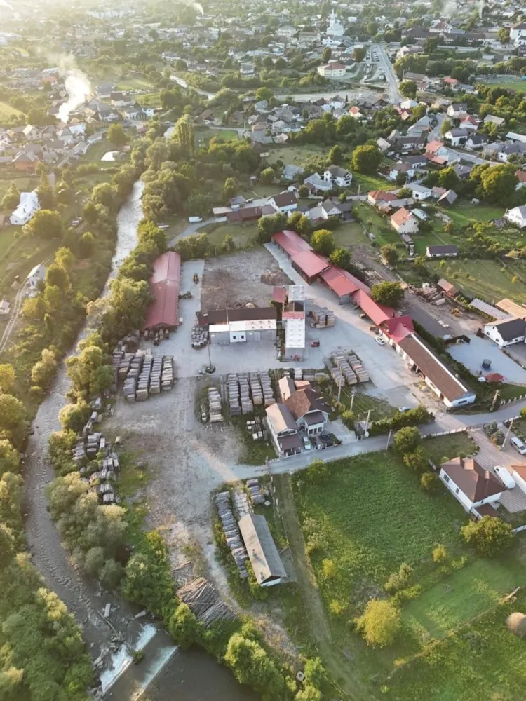 Fabrică de cherestea complet utilată & centru logistic - Se ofera spre vanzare o fabrica de cherestea complet utilata, situata intr-o zona strategica cu o pozitie avantajoasa, ideala pentru prelucrarea lemnului, logistica, depozitare precum si alte scopuri comerciale.
 

PACHETUL 1 – PRET 795.000 EUR
 
Suprafata totala: 14.000 mp

Suprafete construite (hale, birouri, depozite): peste 2.400 mp
 
Componente si constructii:
Hala productie 1A si 1B – suprafata totala de 680 mp, deservite de siloz pentru depozitarea rumegusului (capacitate 80 mc)
Hala depozitare 2 – 324 mp
Hala productie 3 – 187 mp
Hala depozitare 4 – 600 mp
Cladire birouri – constructie din caramida, formata din 4 camere si baie, in suprafata de 120 mp
Magazii si depozite suplimentare – 300 mp
Cladire locuibila (94 mp) – poate fi transformata cu investitii minime in locuinta pentru angajatii firmei
 
Dotari tehnologice:
4 uscatoare cu o capacitate totala de uscare de peste 300 mc/luna
1 aburitor cu capacitate de 35 mc
Centrala pe apa calda – 850 kW (pentru uscatoare)
Centrala pe aburi – 400 kW (pentru aburitor)
 

Infrastructura si facilitati:
Acces facil pe proprietate, cu doua intrari separate, ambele cu acces TIR si tonaj mare
Proprietate complet ingradita
Suprafete betonate si cai de acces – peste 3.000 mp
Utilitati complete: apa, canalizare, curent trifazic, post Trafo
Amplasare strategica in zona forestiera, cu acces usor la resurse si transport
 
Potential de investitie:
 
Datorita amplasamentului si infrastructurii excelente, proprietatea se poate transforma cu usurinta intr-un centru logistic si de depozitare comercial, oferind multiple posibilitati de dezvoltare.

PACHETUL 2 – PRET 100.000 EUR

(Extra) Pachet de utilaje disponibil la cerere:
2 utilaje de debit bustean (Bantzic)
2 multilame / circulare pentru tivit
Pendula
3 motostivuitoare (2 Toyota + 1 Ausa)
2 vole (JCB si Kramer)
3 motofierastraie
Alte echipamente pentru prelucrarea lemnului