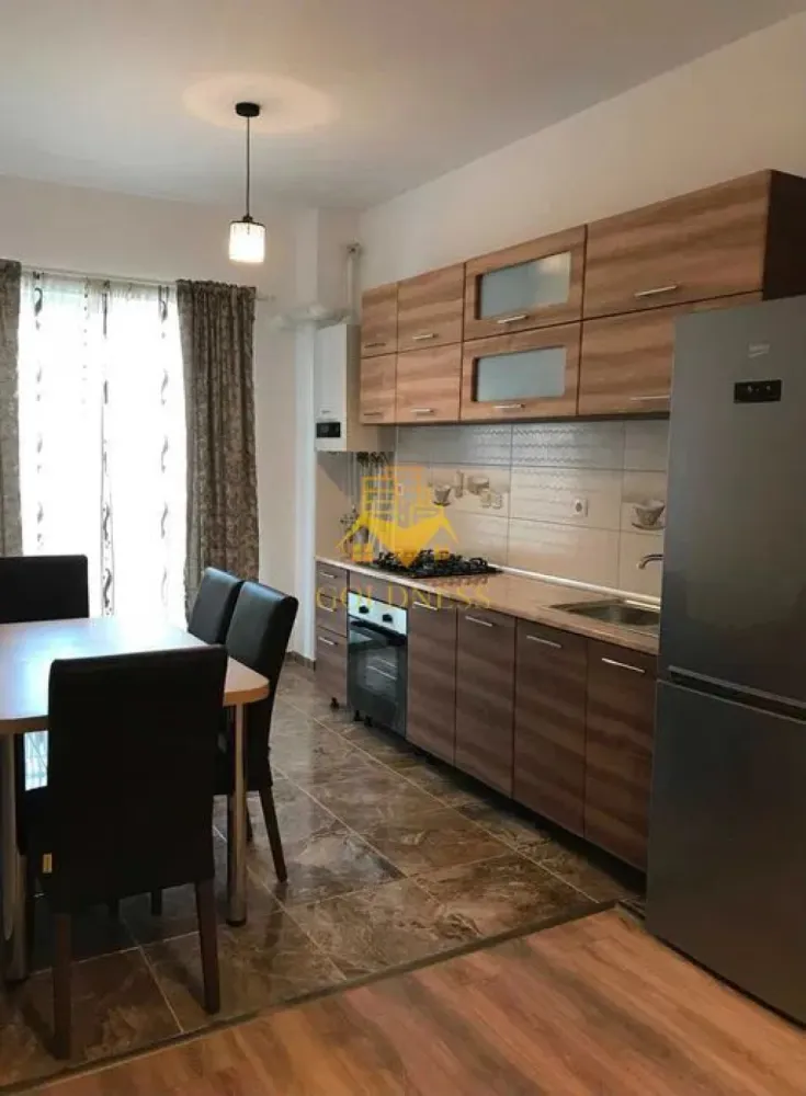 2 Camere Openspace,Gheorgheni, FSEGA, Iulius Mall, Venus,Panemar, - GOLDNESS Imobiliare vă propune spre închiriere un apartament cu 2 camere complet mobilat și utilat, la etajul 1 într-un imobil de etaje 4 în Cartierul Gheorgheni.
Posibilitate de parcare in zona la liber!
Se află în apropierea stațiilor de transport în comun, magazine, restaurante, spații verzi, farmacii, etc. 

Apartamentul este compartimentat astfel:
 - dormitor cu pat matrimonial, dressing, noptiere
 - living cu bucatarie open space complet utilată și mobilată, canapea extensibilă, loc de servit masa 
 - baie cu cabina de dus, calorifer port prosop și dulap pentru depozitare.
 - balcon 5 mp.

Imobilul este dotat cu toate cele necesare- centrală proprie, frigider, aragaz, hotă, mașină de spălat haine, etc. 

Dacă sunteți interesați de acest apartament și doriți să îl vizionați, dar și pentru alte oferte nu ezitați să ne contactați telefonic sau prin e-mail. Vă stăm la dispoziție!
Pentru intermediere se percepe un comision de 50% din prețul chiriei!