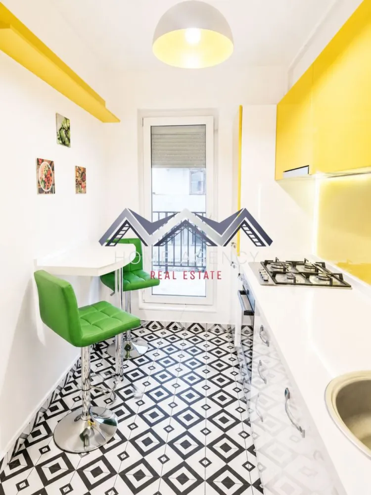 Apartament 2 camere Otopeni | include parcare - Vă propunem, spre închiriere, un apartament cu 2 camere, situat la etajul 1 al unui imobil nou din Otopeni. tip boutique, cu doar 18 apartamente, oferind intimitate, liniște și un nivel superior de confort.

Apartamentul are o compartimentare eficientă, fiind ideal pentru o persoană activă sau un cuplu, pentru personalul militar sau din aviație care lucrează în zonă.

Livingul este luminos și spațios, amenajat modern, cu zonă de relaxare și acces către un balcon generos, comun cu bucătăria. Bucătăria este închisă, complet mobilată și utilată, oferind un spațiu practic și intim pentru gătit. Dormitorul este confortabil și primitor, cu spațiu de depozitare generos, precum si holul de acces. Baia este dotată cu obiecte sanitare moderne, inclusiv o cadă cu hidromasaj. Confortul termic este asigurat de centrala proprie și de sistemul de încălzire prin pardoseală.

Blocul este amplasat într-o zonă liniștită, dar cu acces facil către toate zonele de interes: Mega Image, restaurante, cafenele, magazine dar și mijloace de transport în comun – stația de autobuz se află chiar în apropierea imobilului. Acces rapid către DN1, Aeroport, precum și către zona de Nord a Bucureștiului.

Prețul afișat include 1 loc de parcare. 

Dacă îți dorești o locuință cochetă, cu multiple spatii de depozitare, într-un bloc nou și o zonă bine conectată, această proprietate este alegerea perfectă!

Programează acum o vizionare!