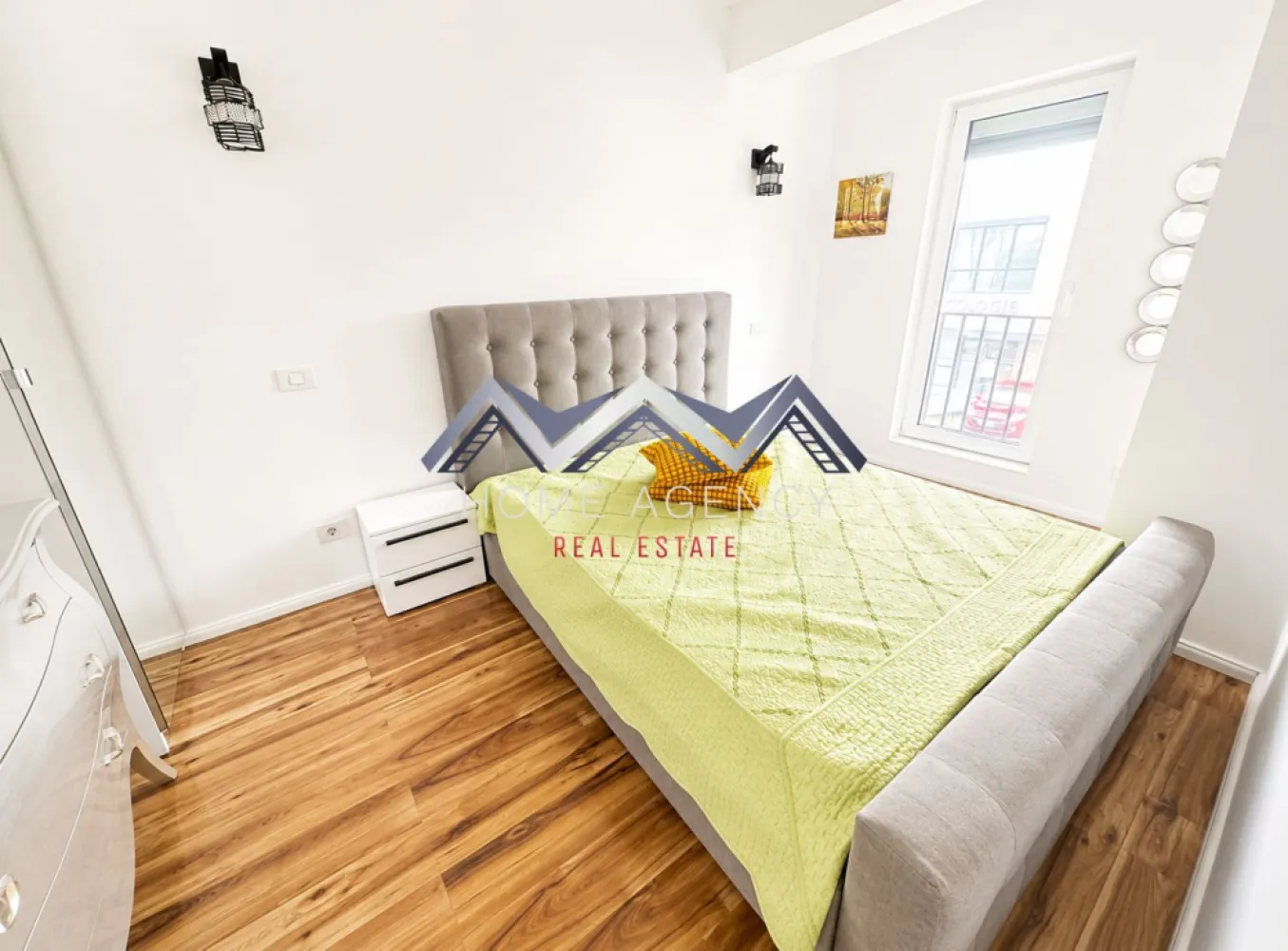 Apartament 2 camere Otopeni | include parcare - Vă propunem, spre închiriere, un apartament cu 2 camere, situat la etajul 1 al unui imobil nou din Otopeni. tip boutique, cu doar 18 apartamente, oferind intimitate, liniște și un nivel superior de confort.

Apartamentul are o compartimentare eficientă, fiind ideal pentru o persoană activă sau un cuplu, pentru personalul militar sau din aviație care lucrează în zonă.

Livingul este luminos și spațios, amenajat modern, cu zonă de relaxare și acces către un balcon generos, comun cu bucătăria. Bucătăria este închisă, complet mobilată și utilată, oferind un spațiu practic și intim pentru gătit. Dormitorul este confortabil și primitor, cu spațiu de depozitare generos, precum si holul de acces. Baia este dotată cu obiecte sanitare moderne, inclusiv o cadă cu hidromasaj. Confortul termic este asigurat de centrala proprie și de sistemul de încălzire prin pardoseală.

Blocul este amplasat într-o zonă liniștită, dar cu acces facil către toate zonele de interes: Mega Image, restaurante, cafenele, magazine dar și mijloace de transport în comun – stația de autobuz se află chiar în apropierea imobilului. Acces rapid către DN1, Aeroport, precum și către zona de Nord a Bucureștiului.

Prețul afișat include 1 loc de parcare. 

Dacă îți dorești o locuință cochetă, cu multiple spatii de depozitare, într-un bloc nou și o zonă bine conectată, această proprietate este alegerea perfectă!

Programează acum o vizionare!