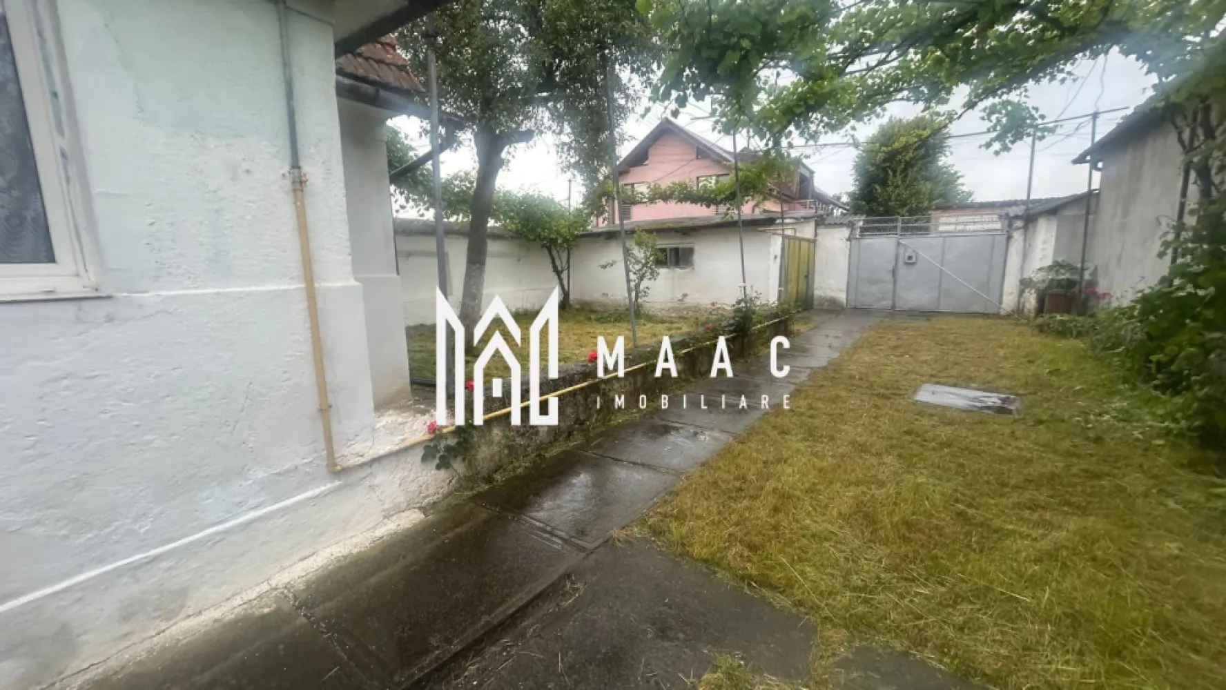 Casa Individuala I Teren 1.000 MP I Oportunitate rară în Avrig - MAAC Imobiliare vă propune spre vanzare o casa individuala, locuință cu priveliște spectaculoasă spre Munții Făgăraș.

Într-o zonă exclusiv rezidențială, unde liniștea și calitatea vecinătăților definesc standardul, această proprietate se remarcă prin poziționare, teren generos și un potențial remarcabil.

Imobilul este compus din 3 camere luminoase, baie, bucătărie și un hol generos, fiind locuibil imediat. Cu investiții minime, poate fi transformat într-o locuință modernă sau într-o casă de vacanță premium, într-un cadru natural de excepție.

Terenul de 1000 mp, cu deschidere de 15 ml, oferă spațiu și libertate pentru orice proiect – grădină, zonă de relaxare sau extindere. Dependințele existente adaugă funcționalitate și valoare proprietății.

Puncte forte:

* Vedere panoramică directă spre Munții Făgăraș
* Zonă exclusivă de case, cu vecinătăți selecte
* Teren generos – 1000 mp
* Deschidere 15 ml – acces facil și versatilitate
* Ideală pentru locuință permanentă sau retreat de weekend
* Incalzire atat prin centrala proprie cat si pe lemne.
* Propietatea dispune de mai multe anexe.

Aceasta nu este doar o proprietate – este o investiție într-un stil de viață.

MAAC Imobiliare vă invită să descoperiți potențialul acestei case la o vizionare.
Pentru mai multe detalii, specificati ca ati vazut ID: CP3167347