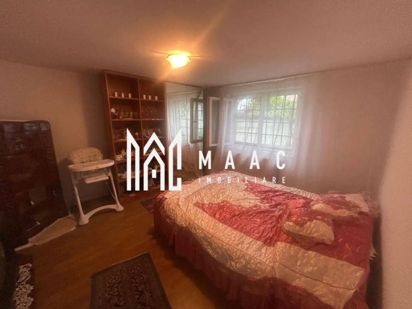 Casa Individuala I Teren 1.000 MP I Oportunitate rară în Avrig - MAAC Imobiliare vă propune spre vanzare o casa individuala, locuință cu priveliște spectaculoasă spre Munții Făgăraș.

Într-o zonă exclusiv rezidențială, unde liniștea și calitatea vecinătăților definesc standardul, această proprietate se remarcă prin poziționare, teren generos și un potențial remarcabil.

Imobilul este compus din 3 camere luminoase, baie, bucătărie și un hol generos, fiind locuibil imediat. Cu investiții minime, poate fi transformat într-o locuință modernă sau într-o casă de vacanță premium, într-un cadru natural de excepție.

Terenul de 1000 mp, cu deschidere de 15 ml, oferă spațiu și libertate pentru orice proiect – grădină, zonă de relaxare sau extindere. Dependințele existente adaugă funcționalitate și valoare proprietății.

Puncte forte:

* Vedere panoramică directă spre Munții Făgăraș
* Zonă exclusivă de case, cu vecinătăți selecte
* Teren generos – 1000 mp
* Deschidere 15 ml – acces facil și versatilitate
* Ideală pentru locuință permanentă sau retreat de weekend
* Incalzire atat prin centrala proprie cat si pe lemne.
* Propietatea dispune de mai multe anexe.

Aceasta nu este doar o proprietate – este o investiție într-un stil de viață.

MAAC Imobiliare vă invită să descoperiți potențialul acestei case la o vizionare.
Pentru mai multe detalii, specificati ca ati vazut ID: CP3167347