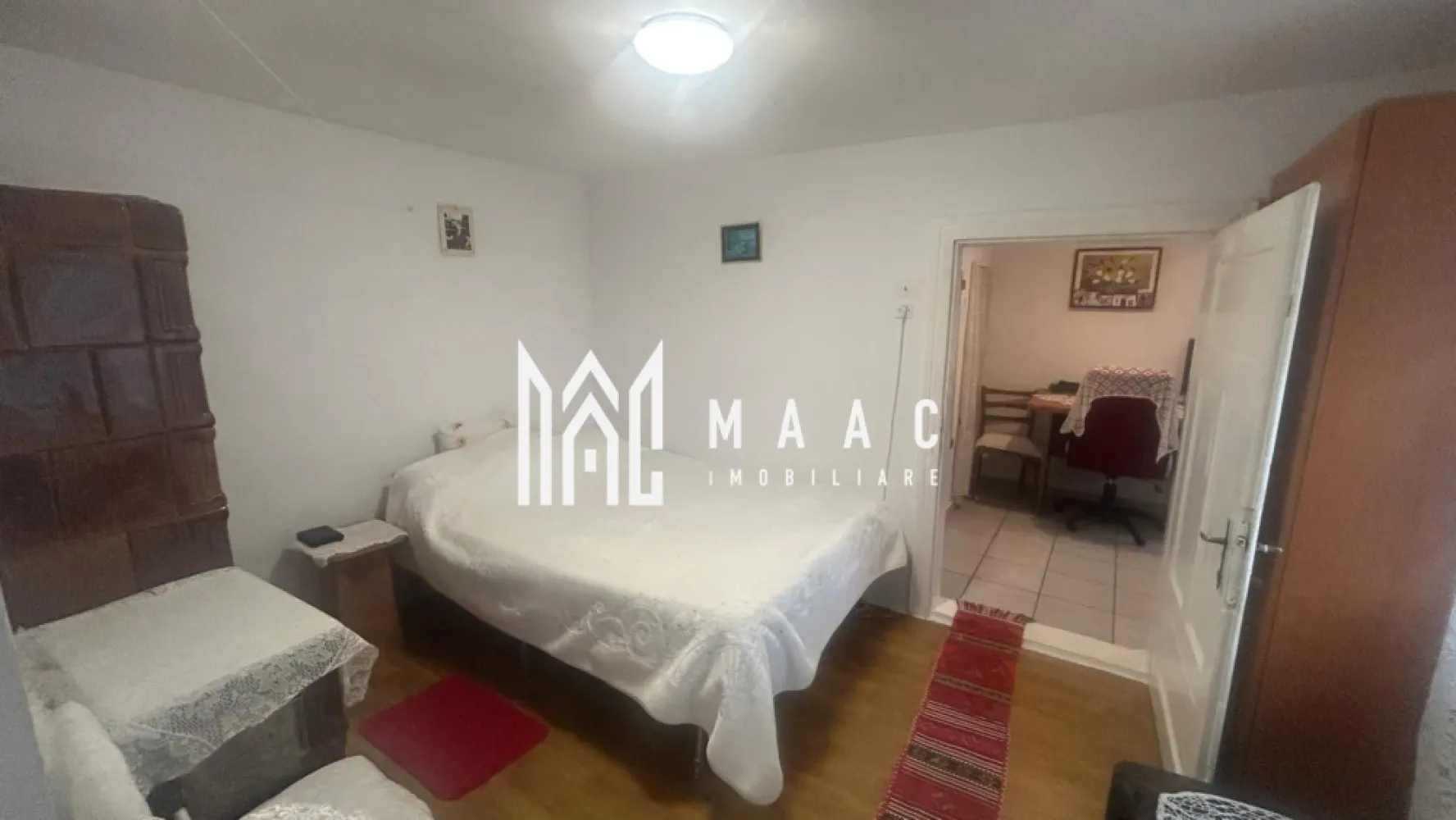 Casa Individuala I Teren 1.000 MP I Oportunitate rară în Avrig - MAAC Imobiliare vă propune spre vanzare o casa individuala, locuință cu priveliște spectaculoasă spre Munții Făgăraș.

Într-o zonă exclusiv rezidențială, unde liniștea și calitatea vecinătăților definesc standardul, această proprietate se remarcă prin poziționare, teren generos și un potențial remarcabil.

Imobilul este compus din 3 camere luminoase, baie, bucătărie și un hol generos, fiind locuibil imediat. Cu investiții minime, poate fi transformat într-o locuință modernă sau într-o casă de vacanță premium, într-un cadru natural de excepție.

Terenul de 1000 mp, cu deschidere de 15 ml, oferă spațiu și libertate pentru orice proiect – grădină, zonă de relaxare sau extindere. Dependințele existente adaugă funcționalitate și valoare proprietății.

Puncte forte:

* Vedere panoramică directă spre Munții Făgăraș
* Zonă exclusivă de case, cu vecinătăți selecte
* Teren generos – 1000 mp
* Deschidere 15 ml – acces facil și versatilitate
* Ideală pentru locuință permanentă sau retreat de weekend
* Incalzire atat prin centrala proprie cat si pe lemne.
* Propietatea dispune de mai multe anexe.

Aceasta nu este doar o proprietate – este o investiție într-un stil de viață.

MAAC Imobiliare vă invită să descoperiți potențialul acestei case la o vizionare.
Pentru mai multe detalii, specificati ca ati vazut ID: CP3167347