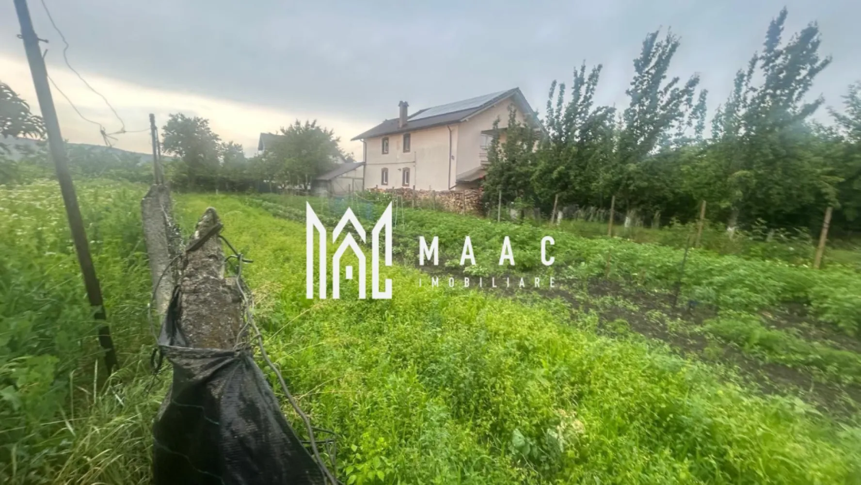 Casa Individuala I Teren 1.000 MP I Oportunitate rară în Avrig - MAAC Imobiliare vă propune spre vanzare o casa individuala, locuință cu priveliște spectaculoasă spre Munții Făgăraș.

Într-o zonă exclusiv rezidențială, unde liniștea și calitatea vecinătăților definesc standardul, această proprietate se remarcă prin poziționare, teren generos și un potențial remarcabil.

Imobilul este compus din 3 camere luminoase, baie, bucătărie și un hol generos, fiind locuibil imediat. Cu investiții minime, poate fi transformat într-o locuință modernă sau într-o casă de vacanță premium, într-un cadru natural de excepție.

Terenul de 1000 mp, cu deschidere de 15 ml, oferă spațiu și libertate pentru orice proiect – grădină, zonă de relaxare sau extindere. Dependințele existente adaugă funcționalitate și valoare proprietății.

Puncte forte:

* Vedere panoramică directă spre Munții Făgăraș
* Zonă exclusivă de case, cu vecinătăți selecte
* Teren generos – 1000 mp
* Deschidere 15 ml – acces facil și versatilitate
* Ideală pentru locuință permanentă sau retreat de weekend
* Incalzire atat prin centrala proprie cat si pe lemne.
* Propietatea dispune de mai multe anexe.

Aceasta nu este doar o proprietate – este o investiție într-un stil de viață.

MAAC Imobiliare vă invită să descoperiți potențialul acestei case la o vizionare.
Pentru mai multe detalii, specificati ca ati vazut ID: CP3167347