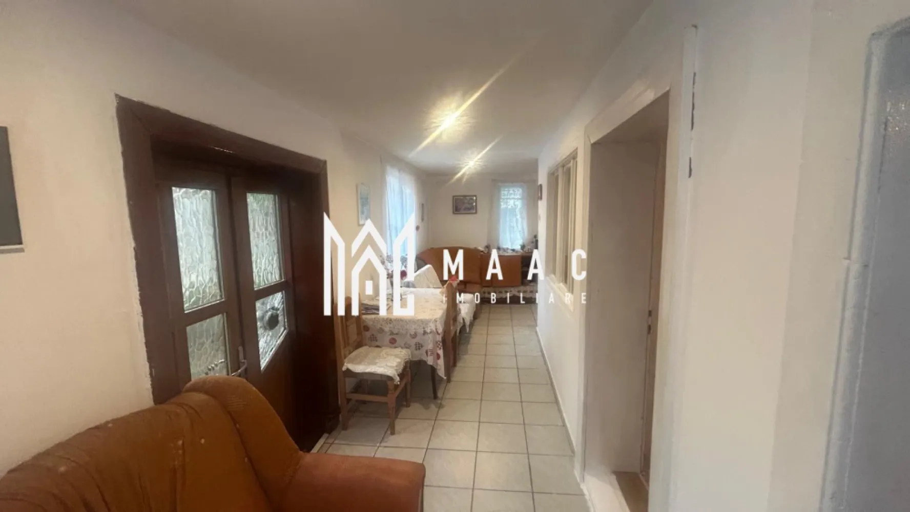 Casa Individuala I Teren 1.000 MP I Oportunitate rară în Avrig - MAAC Imobiliare vă propune spre vanzare o casa individuala, locuință cu priveliște spectaculoasă spre Munții Făgăraș.

Într-o zonă exclusiv rezidențială, unde liniștea și calitatea vecinătăților definesc standardul, această proprietate se remarcă prin poziționare, teren generos și un potențial remarcabil.

Imobilul este compus din 3 camere luminoase, baie, bucătărie și un hol generos, fiind locuibil imediat. Cu investiții minime, poate fi transformat într-o locuință modernă sau într-o casă de vacanță premium, într-un cadru natural de excepție.

Terenul de 1000 mp, cu deschidere de 15 ml, oferă spațiu și libertate pentru orice proiect – grădină, zonă de relaxare sau extindere. Dependințele existente adaugă funcționalitate și valoare proprietății.

Puncte forte:

* Vedere panoramică directă spre Munții Făgăraș
* Zonă exclusivă de case, cu vecinătăți selecte
* Teren generos – 1000 mp
* Deschidere 15 ml – acces facil și versatilitate
* Ideală pentru locuință permanentă sau retreat de weekend
* Incalzire atat prin centrala proprie cat si pe lemne.
* Propietatea dispune de mai multe anexe.

Aceasta nu este doar o proprietate – este o investiție într-un stil de viață.

MAAC Imobiliare vă invită să descoperiți potențialul acestei case la o vizionare.
Pentru mai multe detalii, specificati ca ati vazut ID: CP3167347