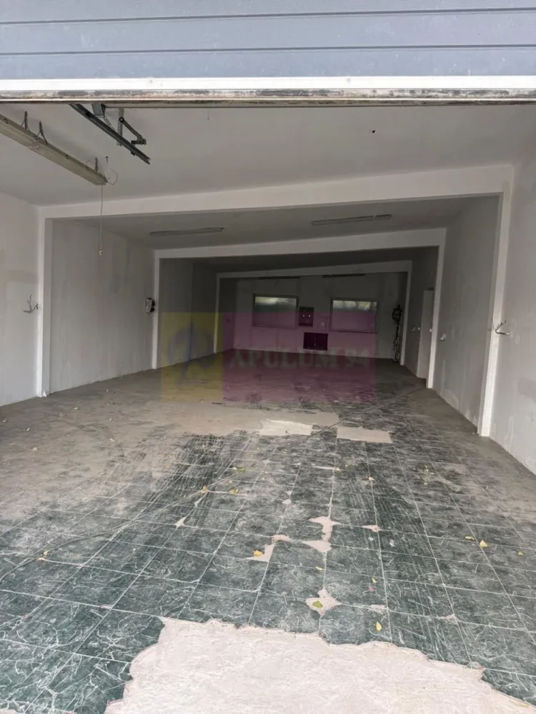 Hala Soseaua Bucuresti- Magurele- planul 2. - Compania imobiliara Apulum 94 va propune spre inchiriere o hala de 330 mp situata pe Soseaua Bucuresti- Magurele, planul 2, in apropiere de Garden Center si Cargus. 
Terenul este imprejmuit, oferind si locuri de parcare. 
Hala are o suprafata de 330 mp, este pretabila pentru service auto si de utilaje, depozitare si curierat, productie si ambalare, distribuire si online, dezmembrari auto, etc. 
Are curent trifazic, gaze, apa si fosa septica- acum se trage si canalizarea. 
Pentru vizionare si alte detalii nu ezitati sa ma contactati pe nr 0733683446- Laura Ionescu.