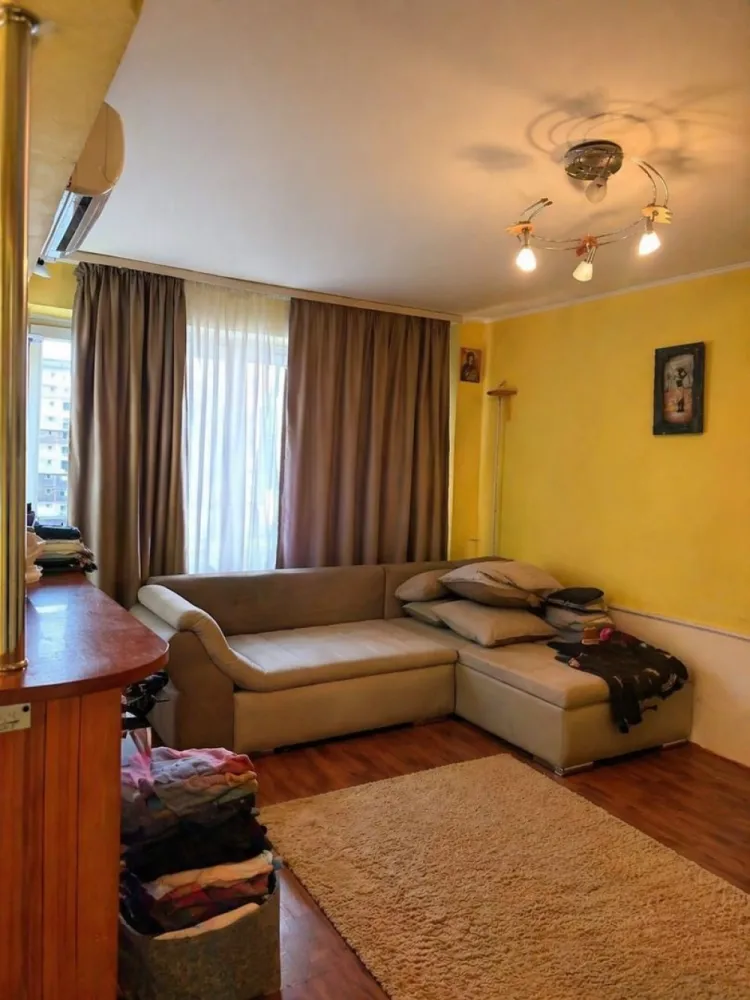 De vanzare apartament cu 4 camere, Dunarea Mall, 95.000 euro - Se oferă spre vânzare un apartament spațios cu 4 camere decomandate, situat într-o zonă foarte căutată, în apropiere de Dunărea Mall, cu acces rapid la mijloace de transport, magazine, școli și alte puncte de interes.
- Etaj 6 din 10
- Compartimentare decomandată
- Centrală termică proprie
- Tâmplărie PVC cu geam termopan
Apartamentul beneficiază de o compartimentare practică, oferind confort și intimitate pentru întreaga familie. Poziționarea la un etaj intermediar asigură lumină naturală pe tot parcursul zilei și o priveliște plăcută.
Ideal atât pentru locuit, cât și pentru investiție, datorită amplasării excelente în imediata apropiere a zonei comerciale Dunărea Mall.
Avantaje ale zonei:
- Aproape de Dunărea Mall
- La câteva minute de Spitalul Județean si Neacșu
- Școli, licee și grădinițe în apropiere
- Acces facil la mijloace de transport și magazine
- Zonă liniștită, cu toate facilitățile la îndemână
Preț: 95.000 €. Se percepe comision de intermediere.
Pentru mai multe informații și programarea unei vizionări, vă stăm la dispoziție 0746.252.252 Liliana Ene, Mag Invest.