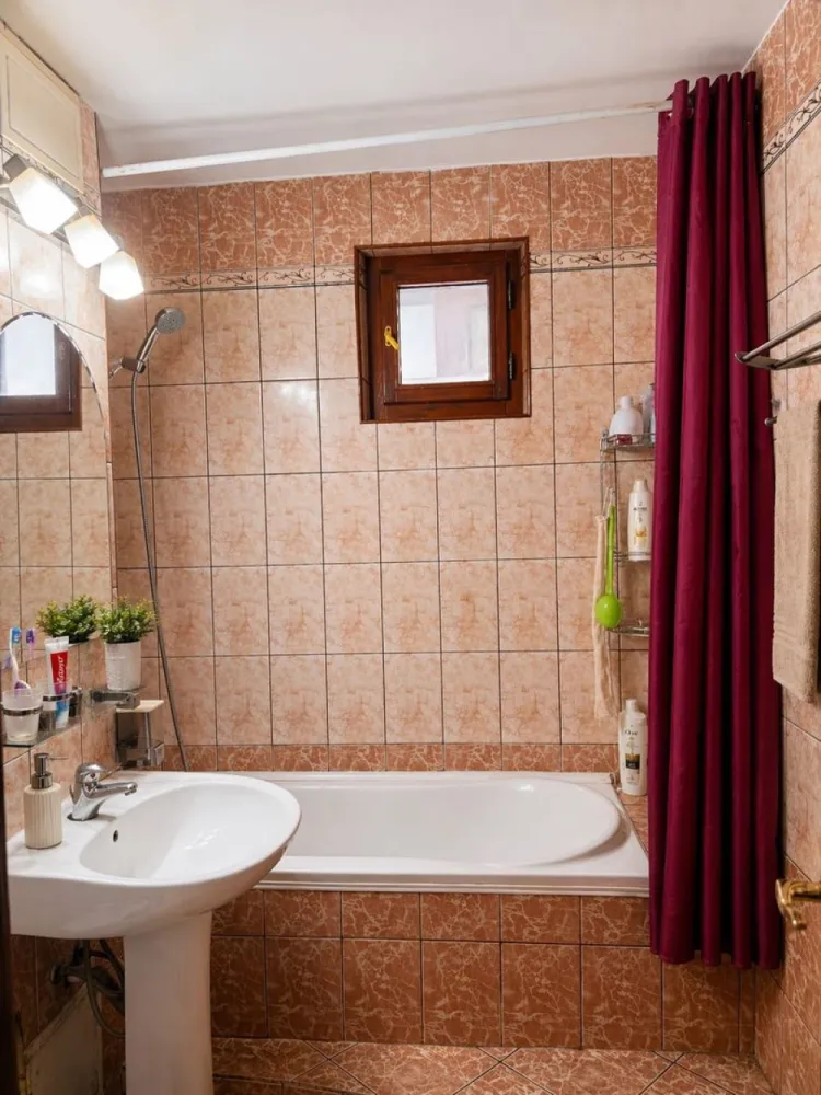 De vanzare apartament cu 4 camere, Dunarea Mall, 95.000 euro - Se oferă spre vânzare un apartament spațios cu 4 camere decomandate, situat într-o zonă foarte căutată, în apropiere de Dunărea Mall, cu acces rapid la mijloace de transport, magazine, școli și alte puncte de interes.
- Etaj 6 din 10
- Compartimentare decomandată
- Centrală termică proprie
- Tâmplărie PVC cu geam termopan
Apartamentul beneficiază de o compartimentare practică, oferind confort și intimitate pentru întreaga familie. Poziționarea la un etaj intermediar asigură lumină naturală pe tot parcursul zilei și o priveliște plăcută.
Ideal atât pentru locuit, cât și pentru investiție, datorită amplasării excelente în imediata apropiere a zonei comerciale Dunărea Mall.
Avantaje ale zonei:
- Aproape de Dunărea Mall
- La câteva minute de Spitalul Județean si Neacșu
- Școli, licee și grădinițe în apropiere
- Acces facil la mijloace de transport și magazine
- Zonă liniștită, cu toate facilitățile la îndemână
Preț: 95.000 €. Se percepe comision de intermediere.
Pentru mai multe informații și programarea unei vizionări, vă stăm la dispoziție 0746.252.252 Liliana Ene, Mag Invest.