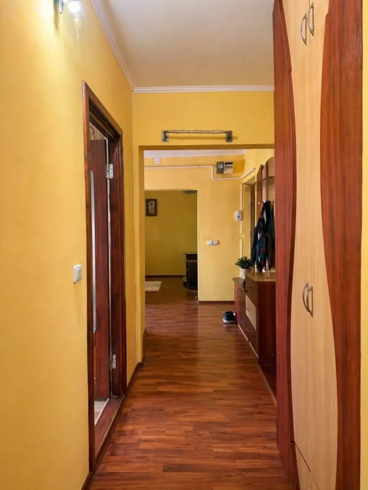 De vanzare apartament cu 4 camere, Dunarea Mall, 95.000 euro - Se oferă spre vânzare un apartament spațios cu 4 camere decomandate, situat într-o zonă foarte căutată, în apropiere de Dunărea Mall, cu acces rapid la mijloace de transport, magazine, școli și alte puncte de interes.
- Etaj 6 din 10
- Compartimentare decomandată
- Centrală termică proprie
- Tâmplărie PVC cu geam termopan
Apartamentul beneficiază de o compartimentare practică, oferind confort și intimitate pentru întreaga familie. Poziționarea la un etaj intermediar asigură lumină naturală pe tot parcursul zilei și o priveliște plăcută.
Ideal atât pentru locuit, cât și pentru investiție, datorită amplasării excelente în imediata apropiere a zonei comerciale Dunărea Mall.
Avantaje ale zonei:
- Aproape de Dunărea Mall
- La câteva minute de Spitalul Județean si Neacșu
- Școli, licee și grădinițe în apropiere
- Acces facil la mijloace de transport și magazine
- Zonă liniștită, cu toate facilitățile la îndemână
Preț: 95.000 €. Se percepe comision de intermediere.
Pentru mai multe informații și programarea unei vizionări, vă stăm la dispoziție 0746.252.252 Liliana Ene, Mag Invest.