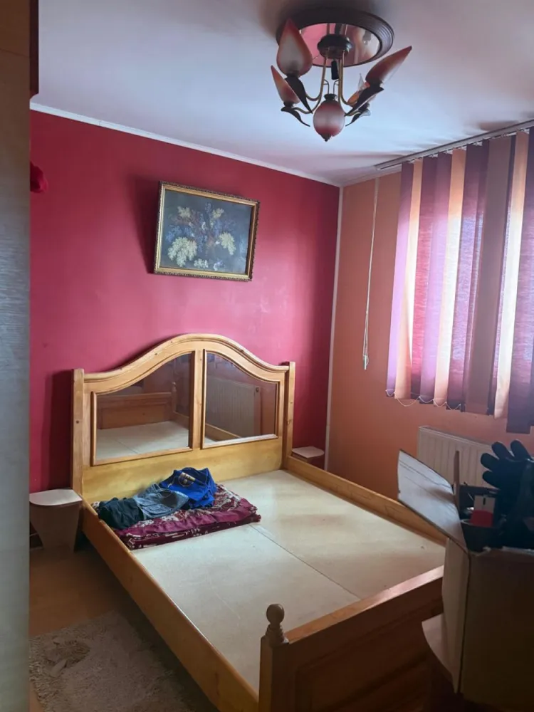 De vanzare apartament cu 4 camere, Dunarea Mall, 95.000 euro - Se oferă spre vânzare un apartament spațios cu 4 camere decomandate, situat într-o zonă foarte căutată, în apropiere de Dunărea Mall, cu acces rapid la mijloace de transport, magazine, școli și alte puncte de interes.
- Etaj 6 din 10
- Compartimentare decomandată
- Centrală termică proprie
- Tâmplărie PVC cu geam termopan
Apartamentul beneficiază de o compartimentare practică, oferind confort și intimitate pentru întreaga familie. Poziționarea la un etaj intermediar asigură lumină naturală pe tot parcursul zilei și o priveliște plăcută.
Ideal atât pentru locuit, cât și pentru investiție, datorită amplasării excelente în imediata apropiere a zonei comerciale Dunărea Mall.
Avantaje ale zonei:
- Aproape de Dunărea Mall
- La câteva minute de Spitalul Județean si Neacșu
- Școli, licee și grădinițe în apropiere
- Acces facil la mijloace de transport și magazine
- Zonă liniștită, cu toate facilitățile la îndemână
Preț: 95.000 €. Se percepe comision de intermediere.
Pentru mai multe informații și programarea unei vizionări, vă stăm la dispoziție 0746.252.252 Liliana Ene, Mag Invest.