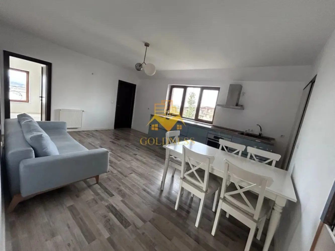 3 camere Openspace, Zorilor, UMF, UTCN, Profi, Eugen Ionesco, Sigma - Goldnessimobiliare va propune spre închiriere un apartament situat într-o zonă liniștită din Zorilor, pe o stradă cu trafic extrem de redus. Cu o suprafață utilă de 80 mp și orientare est–vest–nord, locuința beneficiază de lumină naturală, oferind un view spectaculos asupra cartierelor învecinate și apusuri deosebite.

Compartimentare și spațiu interior:
- Living generos cu bucătărie open-space și canapea extensibilă
- Posibilitatea amenajării unui bar modern în locul mesei
- Dormitor matrimonial cu dressing
- Al doilea dormitor ideal pentru birou sau cameră de copil
- Baie cu cadă
- Pod pentru depozitare suplimentară

Facilități și dotări:
- Centrală proprie și electrocasnice complete (mașină de spălat, frigider, plită electrică, hotă etc.)
- Loc de parcare dedicat
-Camara

Exterior și comunitate:
- Curte cu doar 8 apartamente
- Loc de joacă pentru copii (trambulină)
- Zonă de grătar
- Mediu sigur și prietenos pentru familii

Localizare și acces:
- Aproape de stații de transport în comun
- Acces rapid la magazine, restaurante, farmacii și spații verzi

Important: pretul nu include locul de parcare. Acesta poate fi inchiriat la pretul de 50euro.

Pretul afisat este negociabil.
Pentru intermediere se percepe comision de 50%!