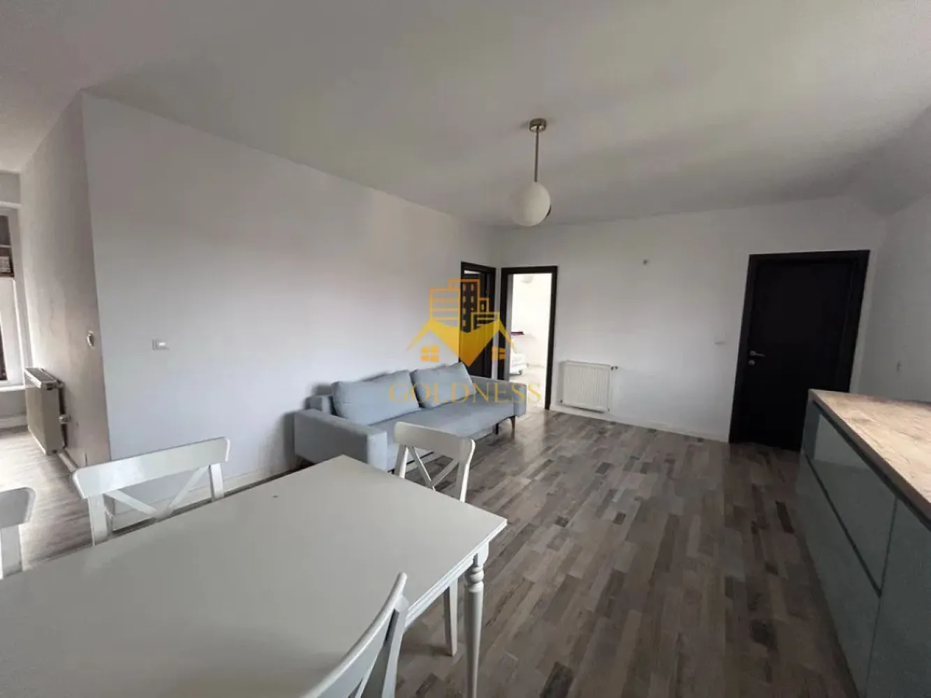3 camere Openspace, Zorilor, UMF, UTCN, Profi, Eugen Ionesco, Sigma - Goldnessimobiliare va propune spre închiriere un apartament situat într-o zonă liniștită din Zorilor, pe o stradă cu trafic extrem de redus. Cu o suprafață utilă de 80 mp și orientare est–vest–nord, locuința beneficiază de lumină naturală, oferind un view spectaculos asupra cartierelor învecinate și apusuri deosebite.

Compartimentare și spațiu interior:
- Living generos cu bucătărie open-space și canapea extensibilă
- Posibilitatea amenajării unui bar modern în locul mesei
- Dormitor matrimonial cu dressing
- Al doilea dormitor ideal pentru birou sau cameră de copil
- Baie cu cadă
- Pod pentru depozitare suplimentară

Facilități și dotări:
- Centrală proprie și electrocasnice complete (mașină de spălat, frigider, plită electrică, hotă etc.)
- Loc de parcare dedicat
-Camara

Exterior și comunitate:
- Curte cu doar 8 apartamente
- Loc de joacă pentru copii (trambulină)
- Zonă de grătar
- Mediu sigur și prietenos pentru familii

Localizare și acces:
- Aproape de stații de transport în comun
- Acces rapid la magazine, restaurante, farmacii și spații verzi

Important: pretul nu include locul de parcare. Acesta poate fi inchiriat la pretul de 50euro.

Pretul afisat este negociabil.
Pentru intermediere se percepe comision de 50%!