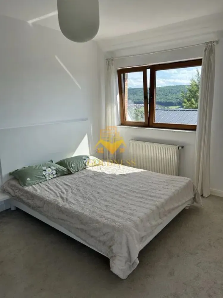 3 camere Openspace, Zorilor, UMF, UTCN, Profi, Eugen Ionesco, Sigma - Goldnessimobiliare va propune spre închiriere un apartament situat într-o zonă liniștită din Zorilor, pe o stradă cu trafic extrem de redus. Cu o suprafață utilă de 80 mp și orientare est–vest–nord, locuința beneficiază de lumină naturală, oferind un view spectaculos asupra cartierelor învecinate și apusuri deosebite.

Compartimentare și spațiu interior:
- Living generos cu bucătărie open-space și canapea extensibilă
- Posibilitatea amenajării unui bar modern în locul mesei
- Dormitor matrimonial cu dressing
- Al doilea dormitor ideal pentru birou sau cameră de copil
- Baie cu cadă
- Pod pentru depozitare suplimentară

Facilități și dotări:
- Centrală proprie și electrocasnice complete (mașină de spălat, frigider, plită electrică, hotă etc.)
- Loc de parcare dedicat
-Camara

Exterior și comunitate:
- Curte cu doar 8 apartamente
- Loc de joacă pentru copii (trambulină)
- Zonă de grătar
- Mediu sigur și prietenos pentru familii

Localizare și acces:
- Aproape de stații de transport în comun
- Acces rapid la magazine, restaurante, farmacii și spații verzi

Important: pretul nu include locul de parcare. Acesta poate fi inchiriat la pretul de 50euro.

Pretul afisat este negociabil.
Pentru intermediere se percepe comision de 50%!