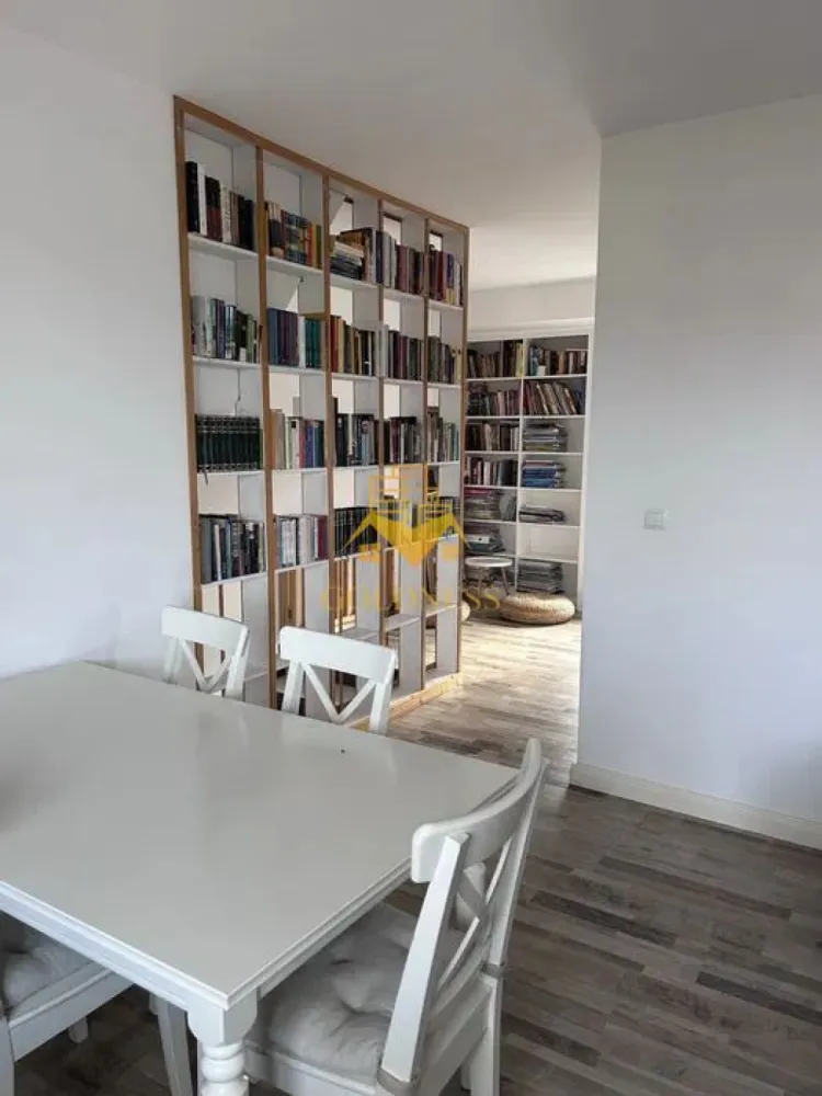 3 camere Openspace, Zorilor, UMF, UTCN, Profi, Eugen Ionesco, Sigma - Goldnessimobiliare va propune spre închiriere un apartament situat într-o zonă liniștită din Zorilor, pe o stradă cu trafic extrem de redus. Cu o suprafață utilă de 80 mp și orientare est–vest–nord, locuința beneficiază de lumină naturală, oferind un view spectaculos asupra cartierelor învecinate și apusuri deosebite.

Compartimentare și spațiu interior:
- Living generos cu bucătărie open-space și canapea extensibilă
- Posibilitatea amenajării unui bar modern în locul mesei
- Dormitor matrimonial cu dressing
- Al doilea dormitor ideal pentru birou sau cameră de copil
- Baie cu cadă
- Pod pentru depozitare suplimentară

Facilități și dotări:
- Centrală proprie și electrocasnice complete (mașină de spălat, frigider, plită electrică, hotă etc.)
- Loc de parcare dedicat
-Camara

Exterior și comunitate:
- Curte cu doar 8 apartamente
- Loc de joacă pentru copii (trambulină)
- Zonă de grătar
- Mediu sigur și prietenos pentru familii

Localizare și acces:
- Aproape de stații de transport în comun
- Acces rapid la magazine, restaurante, farmacii și spații verzi

Important: pretul nu include locul de parcare. Acesta poate fi inchiriat la pretul de 50euro.

Pretul afisat este negociabil.
Pentru intermediere se percepe comision de 50%!