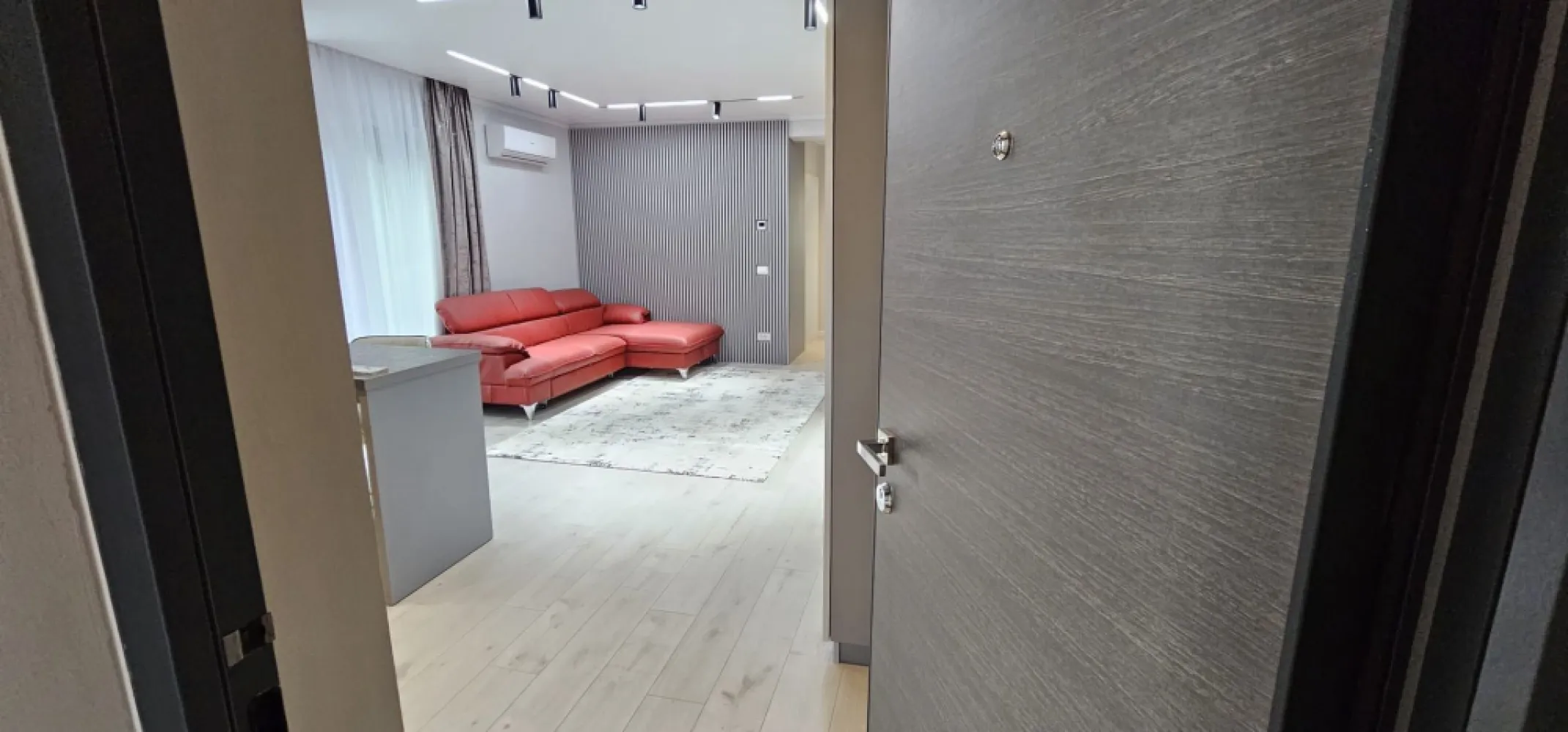 De inchiriat apartament cu 2 camere, Milcov Residence, et. 1, 700 euro - Se oferă spre închiriere un apartament modern cu 2 camere, situat în complexul rezidențial Milcov Residence, într-un bloc nou, dotat cu lift.
Suprafață totală: 68 mp
• 54 mp utili
• 14 mp balcoane
 - Etaj 1
 - Loc de parcare inclus în preț
 - Bloc nou cu lift
Apartamentul este luminos, spațios și foarte bine compartimentat, beneficiind de două balcoane generoase, ideale pentru relaxare.
Printre dotările care oferă un plus de confort se numără jaluzelele exterioare cu acționare electrică și telecomandă, care asigură intimitate, protecție solară și eficiență energetică.
Locuința este situată într-o zonă liniștită, cu acces facil către principalele puncte de interes ale orașului, fiind ideală pentru un cuplu, o familie sau persoane care își doresc confortul unui apartament nou.
- Bloc nou
- Lift
- Două balcoane
- Jaluzele electrice cu telecomandă
- Loc de parcare inclus
- Etaj 1.
Chirie 700 euro/luna
Garantie returnabila 700 euro.
Se percepe comision de tranzactionare.
Pentru mai multe detalii și programarea unei vizionări, vă rugăm să ne contactați 0740.949.871 Marian Ene.