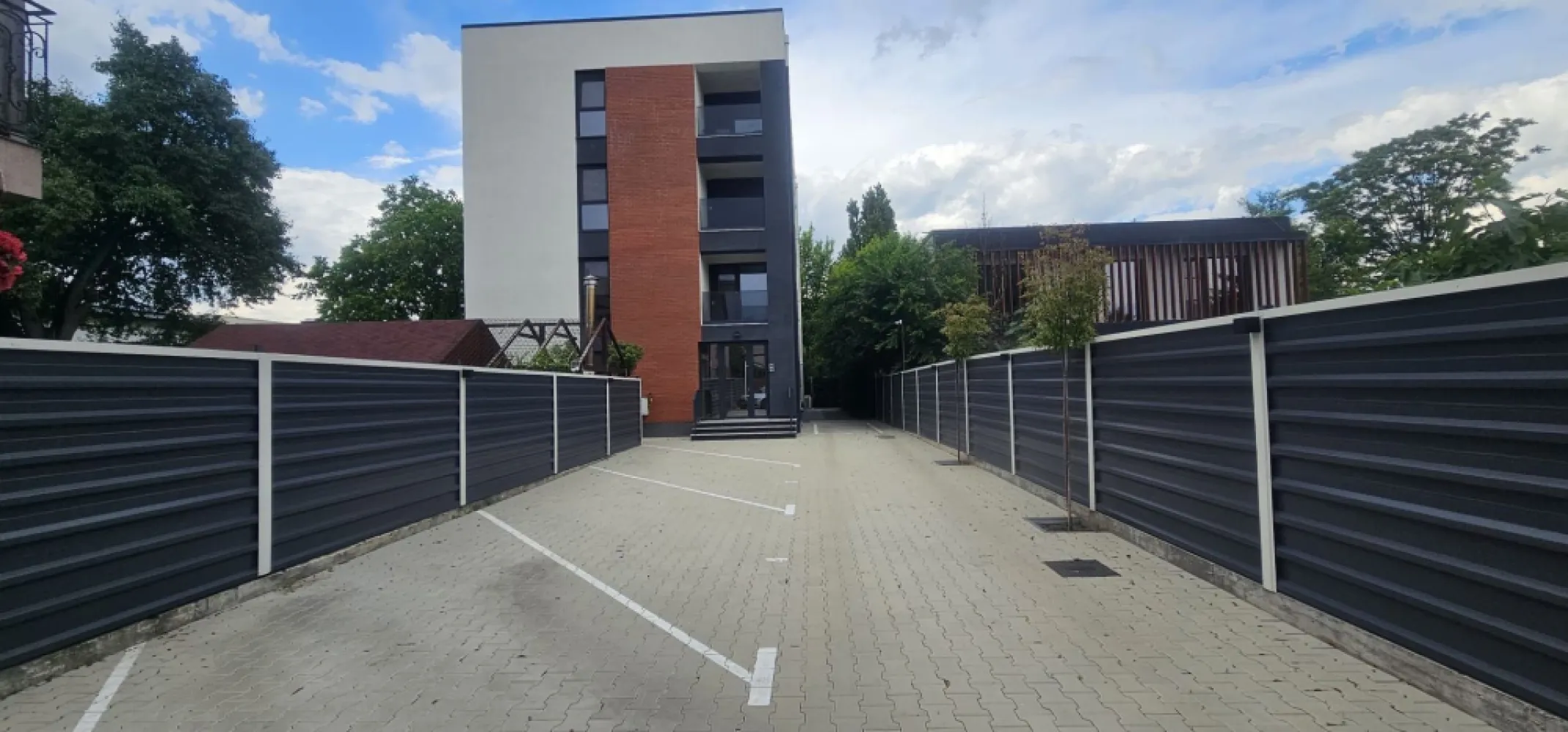 De inchiriat apartament cu 2 camere, Milcov Residence, et. 1, 700 euro - Se oferă spre închiriere un apartament modern cu 2 camere, situat în complexul rezidențial Milcov Residence, într-un bloc nou, dotat cu lift.
Suprafață totală: 68 mp
• 54 mp utili
• 14 mp balcoane
 - Etaj 1
 - Loc de parcare inclus în preț
 - Bloc nou cu lift
Apartamentul este luminos, spațios și foarte bine compartimentat, beneficiind de două balcoane generoase, ideale pentru relaxare.
Printre dotările care oferă un plus de confort se numără jaluzelele exterioare cu acționare electrică și telecomandă, care asigură intimitate, protecție solară și eficiență energetică.
Locuința este situată într-o zonă liniștită, cu acces facil către principalele puncte de interes ale orașului, fiind ideală pentru un cuplu, o familie sau persoane care își doresc confortul unui apartament nou.
- Bloc nou
- Lift
- Două balcoane
- Jaluzele electrice cu telecomandă
- Loc de parcare inclus
- Etaj 1.
Chirie 700 euro/luna
Garantie returnabila 700 euro.
Se percepe comision de tranzactionare.
Pentru mai multe detalii și programarea unei vizionări, vă rugăm să ne contactați 0740.949.871 Marian Ene.