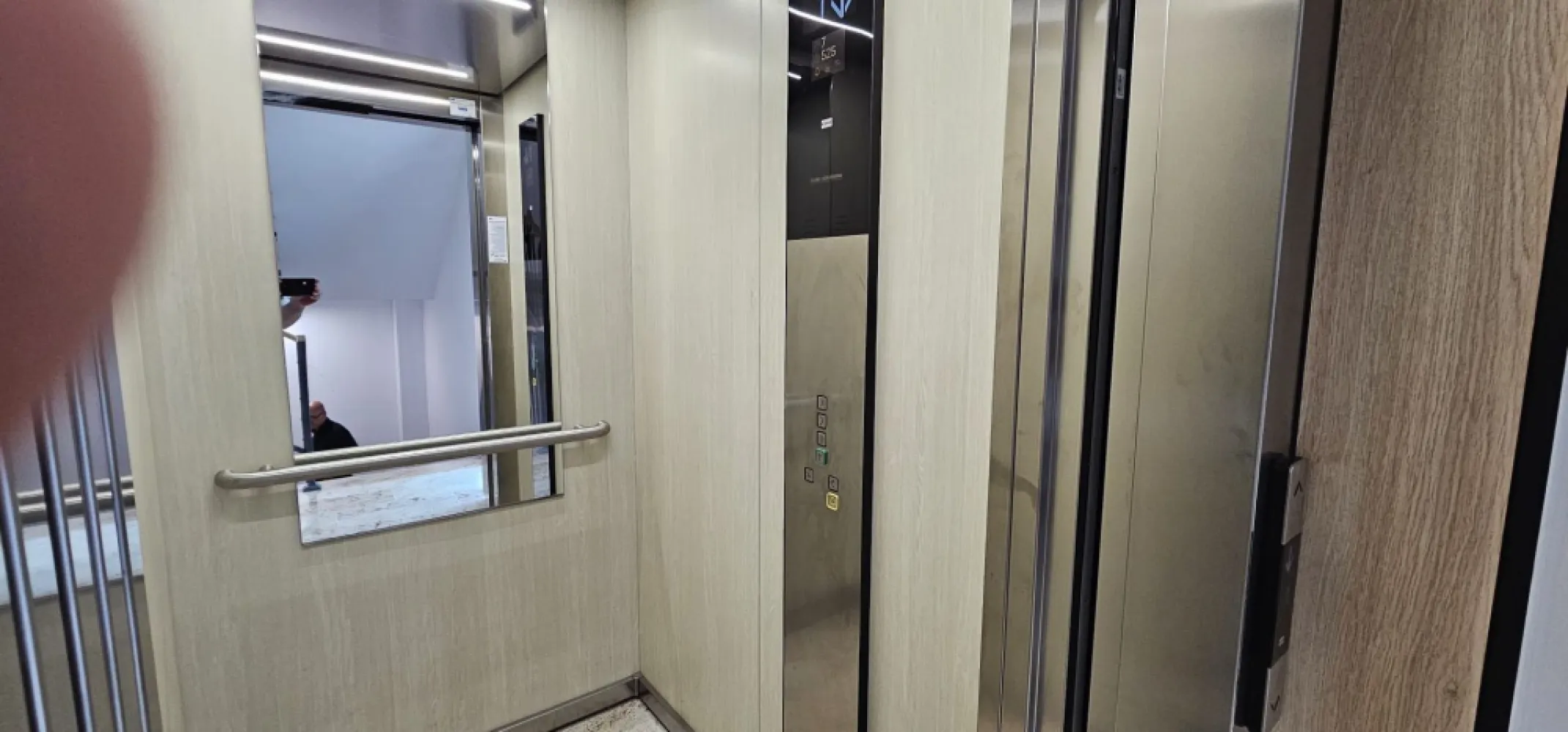 De inchiriat apartament cu 2 camere, Milcov Residence, et. 1, 700 euro - Se oferă spre închiriere un apartament modern cu 2 camere, situat în complexul rezidențial Milcov Residence, într-un bloc nou, dotat cu lift.
Suprafață totală: 68 mp
• 54 mp utili
• 14 mp balcoane
 - Etaj 1
 - Loc de parcare inclus în preț
 - Bloc nou cu lift
Apartamentul este luminos, spațios și foarte bine compartimentat, beneficiind de două balcoane generoase, ideale pentru relaxare.
Printre dotările care oferă un plus de confort se numără jaluzelele exterioare cu acționare electrică și telecomandă, care asigură intimitate, protecție solară și eficiență energetică.
Locuința este situată într-o zonă liniștită, cu acces facil către principalele puncte de interes ale orașului, fiind ideală pentru un cuplu, o familie sau persoane care își doresc confortul unui apartament nou.
- Bloc nou
- Lift
- Două balcoane
- Jaluzele electrice cu telecomandă
- Loc de parcare inclus
- Etaj 1.
Chirie 700 euro/luna
Garantie returnabila 700 euro.
Se percepe comision de tranzactionare.
Pentru mai multe detalii și programarea unei vizionări, vă rugăm să ne contactați 0740.949.871 Marian Ene.
