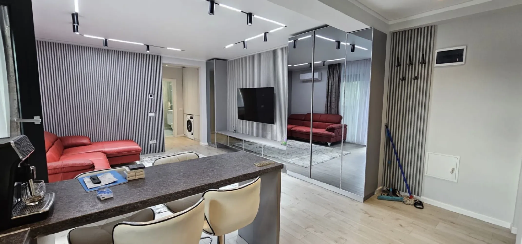 De inchiriat apartament cu 2 camere, Milcov Residence, et. 1, 700 euro - Se oferă spre închiriere un apartament modern cu 2 camere, situat în complexul rezidențial Milcov Residence, într-un bloc nou, dotat cu lift.
Suprafață totală: 68 mp
• 54 mp utili
• 14 mp balcoane
 - Etaj 1
 - Loc de parcare inclus în preț
 - Bloc nou cu lift
Apartamentul este luminos, spațios și foarte bine compartimentat, beneficiind de două balcoane generoase, ideale pentru relaxare.
Printre dotările care oferă un plus de confort se numără jaluzelele exterioare cu acționare electrică și telecomandă, care asigură intimitate, protecție solară și eficiență energetică.
Locuința este situată într-o zonă liniștită, cu acces facil către principalele puncte de interes ale orașului, fiind ideală pentru un cuplu, o familie sau persoane care își doresc confortul unui apartament nou.
- Bloc nou
- Lift
- Două balcoane
- Jaluzele electrice cu telecomandă
- Loc de parcare inclus
- Etaj 1.
Chirie 700 euro/luna
Garantie returnabila 700 euro.
Se percepe comision de tranzactionare.
Pentru mai multe detalii și programarea unei vizionări, vă rugăm să ne contactați 0740.949.871 Marian Ene.