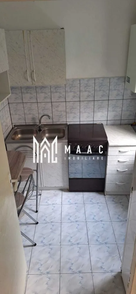 Garsonieră | Parter | 25 MPU | Vasile Milea - MAAC Imobiliare vă propune spre închiriere o garsonieră situată în zona Vasile Milea din Sibiu, o locație apreciată pentru accesul facil către magazine, mijloace de transport și principalele puncte de interes ale orașului.

Proprietatea este amplasată la parter și dispune de o suprafață utilă de 25 mp, fiind potrivită pentru o persoană sau un cuplu care își dorește un spațiu practic și ușor de întreținut.

Garsoniera se închiriază complet mobilată și utilată, fiind pregătită pentru mutare.

Detalii proprietate:
Suprafață utilă: 25 mp
Nivel: Parter
Disponibilitate imediată

Compartimentare:
Dormitor
Bucătărie
Baie cu cadă
Hol
Dotări și beneficii:
Canapea extensibilă
Frigider
Aragaz
Baie cu cadă
Mobilată și utilată

Condiții de închiriere:
Chirie: 250 euro/lună
Garanție: echivalentul unei chirii lunare (250 euro)
Se inchiriaza pe minim un an

Pentru mai multe detalii sau pentru a programa o vizionare, va rugam specificati telefonic ID: CP3167343.