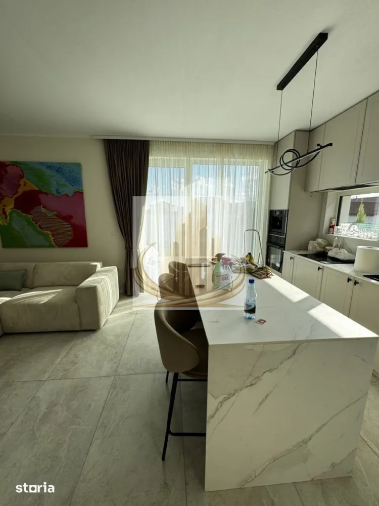 Duplex cu 4 camere, Casă Modernă pe Parter | 95 mp Utili | 289MP teren - Echipa Grand Mobilis Imobiliare vă propune spre vânzare o proprietate deosebită, situată într-o zonă liniștită și apreciată, ideală pentru cei care își doresc confortul unei case moderne, eficient compartimentate și gata de mutare.

Construită pe un teren de 289 mp și desfășurată integral pe parter, locuința beneficiază de o suprafață utilă de 95 mp și impresionează prin atmosfera caldă și primitoare, finisajele moderne și atenția acordată fiecărui detaliu. Proprietatea a fost amenajată cu materiale de calitate, mobilier realizat integral la comandă și soluții practice de organizare, oferind un cămin elegant și funcțional.

Compartimentarea este excelent gândită și oferă spații generoase și luminoase:

living spațios cu bucătărie open-space;
dormitor matrimonial;
al doilea dormitor, ideal ca dormitor pentru copii, cameră de oaspeți sau birou;
dressing dedicat;
două băi (una cu duș și una cu cadă);
debara;
cameră tehnică;
terasă de aproximativ 15 mp, semiînchisă și acoperită, ideală pentru relaxare și petrecerea timpului alături de familie și prieteni.

Unul dintre marile avantaje ale proprietății îl reprezintă poziționarea sa. Casa este situată într-o zonă liniștită, cu trafic redus, dar foarte bine conectată la oraș. În imediata apropiere regăsim magazine, after-school, mijloace de transport în comun și numeroase facilități necesare vieții de zi cu zi. Totodată, proprietatea beneficiază de acces rapid către Calea Aradului și către principalele puncte de interes ale orașului, oferind un echilibru ideal între liniște și accesibilitate.

Prin compartimentarea practică, finisajele moderne, mobilierul realizat la comandă și poziționarea excelentă, această proprietate reprezintă alegerea ideală pentru o familie care își dorește confortul unei case noi, într-un cadru liniștit și bine conectat.

Pentru mai multe detalii sau programarea unei vizionări, echipa Grand Mobilis Imobiliare vă stă cu drag la dispoziție.