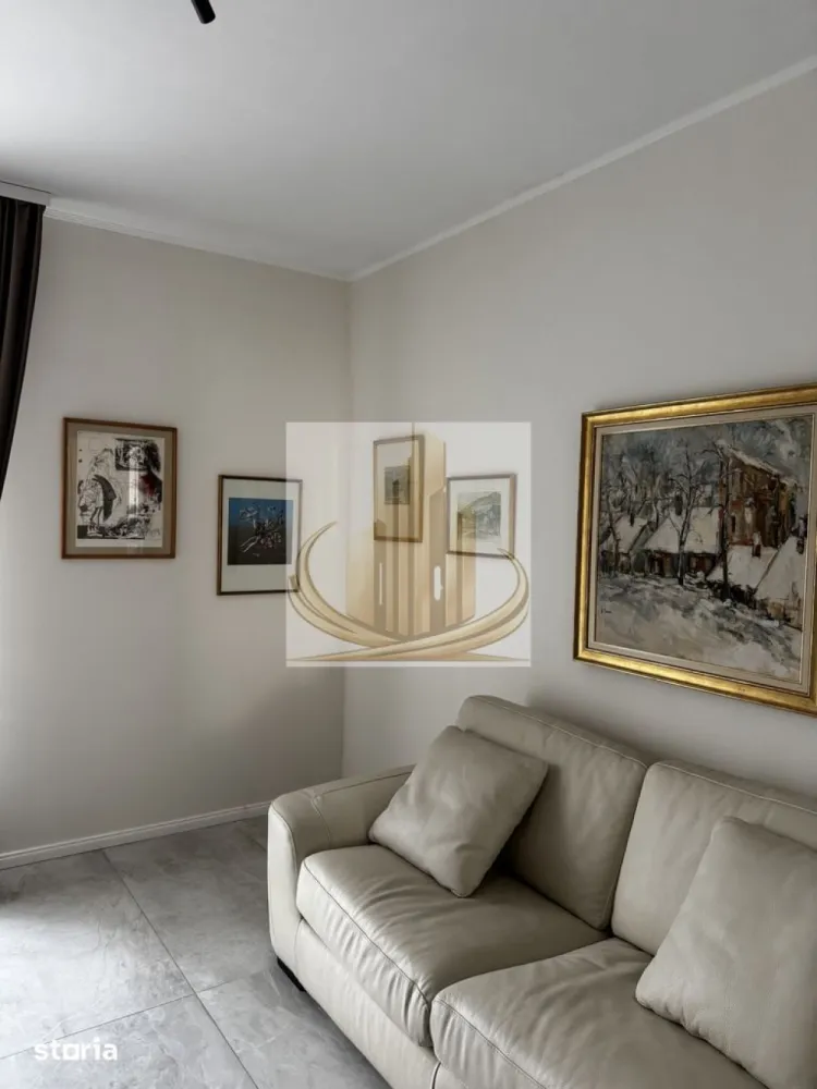 Duplex cu 4 camere, Casă Modernă pe Parter | 95 mp Utili | 289MP teren - Echipa Grand Mobilis Imobiliare vă propune spre vânzare o proprietate deosebită, situată într-o zonă liniștită și apreciată, ideală pentru cei care își doresc confortul unei case moderne, eficient compartimentate și gata de mutare.

Construită pe un teren de 289 mp și desfășurată integral pe parter, locuința beneficiază de o suprafață utilă de 95 mp și impresionează prin atmosfera caldă și primitoare, finisajele moderne și atenția acordată fiecărui detaliu. Proprietatea a fost amenajată cu materiale de calitate, mobilier realizat integral la comandă și soluții practice de organizare, oferind un cămin elegant și funcțional.

Compartimentarea este excelent gândită și oferă spații generoase și luminoase:

living spațios cu bucătărie open-space;
dormitor matrimonial;
al doilea dormitor, ideal ca dormitor pentru copii, cameră de oaspeți sau birou;
dressing dedicat;
două băi (una cu duș și una cu cadă);
debara;
cameră tehnică;
terasă de aproximativ 15 mp, semiînchisă și acoperită, ideală pentru relaxare și petrecerea timpului alături de familie și prieteni.

Unul dintre marile avantaje ale proprietății îl reprezintă poziționarea sa. Casa este situată într-o zonă liniștită, cu trafic redus, dar foarte bine conectată la oraș. În imediata apropiere regăsim magazine, after-school, mijloace de transport în comun și numeroase facilități necesare vieții de zi cu zi. Totodată, proprietatea beneficiază de acces rapid către Calea Aradului și către principalele puncte de interes ale orașului, oferind un echilibru ideal între liniște și accesibilitate.

Prin compartimentarea practică, finisajele moderne, mobilierul realizat la comandă și poziționarea excelentă, această proprietate reprezintă alegerea ideală pentru o familie care își dorește confortul unei case noi, într-un cadru liniștit și bine conectat.

Pentru mai multe detalii sau programarea unei vizionări, echipa Grand Mobilis Imobiliare vă stă cu drag la dispoziție.