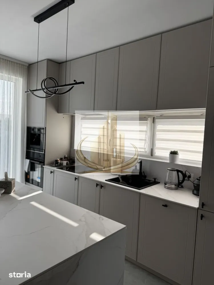 Duplex cu 4 camere, Casă Modernă pe Parter | 95 mp Utili | 289MP teren - Echipa Grand Mobilis Imobiliare vă propune spre vânzare o proprietate deosebită, situată într-o zonă liniștită și apreciată, ideală pentru cei care își doresc confortul unei case moderne, eficient compartimentate și gata de mutare.

Construită pe un teren de 289 mp și desfășurată integral pe parter, locuința beneficiază de o suprafață utilă de 95 mp și impresionează prin atmosfera caldă și primitoare, finisajele moderne și atenția acordată fiecărui detaliu. Proprietatea a fost amenajată cu materiale de calitate, mobilier realizat integral la comandă și soluții practice de organizare, oferind un cămin elegant și funcțional.

Compartimentarea este excelent gândită și oferă spații generoase și luminoase:

living spațios cu bucătărie open-space;
dormitor matrimonial;
al doilea dormitor, ideal ca dormitor pentru copii, cameră de oaspeți sau birou;
dressing dedicat;
două băi (una cu duș și una cu cadă);
debara;
cameră tehnică;
terasă de aproximativ 15 mp, semiînchisă și acoperită, ideală pentru relaxare și petrecerea timpului alături de familie și prieteni.

Unul dintre marile avantaje ale proprietății îl reprezintă poziționarea sa. Casa este situată într-o zonă liniștită, cu trafic redus, dar foarte bine conectată la oraș. În imediata apropiere regăsim magazine, after-school, mijloace de transport în comun și numeroase facilități necesare vieții de zi cu zi. Totodată, proprietatea beneficiază de acces rapid către Calea Aradului și către principalele puncte de interes ale orașului, oferind un echilibru ideal între liniște și accesibilitate.

Prin compartimentarea practică, finisajele moderne, mobilierul realizat la comandă și poziționarea excelentă, această proprietate reprezintă alegerea ideală pentru o familie care își dorește confortul unei case noi, într-un cadru liniștit și bine conectat.

Pentru mai multe detalii sau programarea unei vizionări, echipa Grand Mobilis Imobiliare vă stă cu drag la dispoziție.