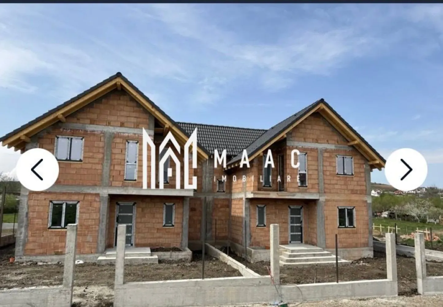 Casa tip duplex 5 camere | Curte liberă 262 mp | Șura mare - MAAC Imobiliare vă propune spre vânzare o casă tip duplex nouă, amplasată într-o zonă liniștită și în plină dezvoltare, la intrarea în Șura Mare, la doar câteva minute de Sibiu și în imediata apropiere a Prima Shopping Center.

Această proprietate reprezintă alegerea ideală pentru familiile care își doresc confort, intimitate și acces rapid către toate punctele de interes ale orașului.

Locuința dispune de o suprafață utilă de 120 mp (144 mp construiți) și este edificată pe un teren de 340 mp, beneficiind de o curte liberă generoasă de aproximativ 262 mp, perfectă pentru amenajarea unui spațiu de relaxare sau a unei zone dedicate familiei.

Compartimentare eficientă:
Parter:
Hol de acces;
Living generos cu acces direct către terasa de 22 mp;
Bucătărie separată;
Birou;
Baie cu geam pentru aerisire naturală;
Spațiu tehnic.
Mansardă:
Hol;
Dormitor matrimonial cu dressing, baie proprie și balcon;
Două dormitoare spațioase și luminoase;
Baie cu geam pentru aerisire naturală.
Puncte forte ale proprietății:
Construcție nouă;
Încălzire în pardoseală pe ambele niveluri;
Centrală termică proprie pe gaz;
3 băi și dressing;
Terasă și balcon;
Curte amenajată cu pavaj și spațiu verde;
Posibilitate de parcare pentru 2 autoturisme în curte;
Teren împrejmuit cu gard metalic și poartă de acces;
Zonă liniștită, cu acces facil către Sibiu.
Imobilul se predă la stadiul de alb la interior, cu instalațiile electrice, sanitare și termice realizate, iar la exterior la cheie, cu fațadă finisată, izolație termică, curte pavată și spații verzi amenajate.

Se acceptă plata din surse proprii sau prin credit bancar, cu un avans minim de 30%.

Pentru mai multe detalii și programarea unei vizionări, vă rugăm să ne contactați și să specificați ID: CP3165934