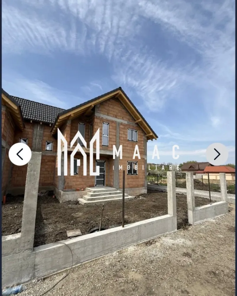 Casa tip duplex 5 camere | Curte liberă 262 mp | Șura mare - MAAC Imobiliare vă propune spre vânzare o casă tip duplex nouă, amplasată într-o zonă liniștită și în plină dezvoltare, la intrarea în Șura Mare, la doar câteva minute de Sibiu și în imediata apropiere a Prima Shopping Center.

Această proprietate reprezintă alegerea ideală pentru familiile care își doresc confort, intimitate și acces rapid către toate punctele de interes ale orașului.

Locuința dispune de o suprafață utilă de 120 mp (144 mp construiți) și este edificată pe un teren de 340 mp, beneficiind de o curte liberă generoasă de aproximativ 262 mp, perfectă pentru amenajarea unui spațiu de relaxare sau a unei zone dedicate familiei.

Compartimentare eficientă:
Parter:
Hol de acces;
Living generos cu acces direct către terasa de 22 mp;
Bucătărie separată;
Birou;
Baie cu geam pentru aerisire naturală;
Spațiu tehnic.
Mansardă:
Hol;
Dormitor matrimonial cu dressing, baie proprie și balcon;
Două dormitoare spațioase și luminoase;
Baie cu geam pentru aerisire naturală.
Puncte forte ale proprietății:
Construcție nouă;
Încălzire în pardoseală pe ambele niveluri;
Centrală termică proprie pe gaz;
3 băi și dressing;
Terasă și balcon;
Curte amenajată cu pavaj și spațiu verde;
Posibilitate de parcare pentru 2 autoturisme în curte;
Teren împrejmuit cu gard metalic și poartă de acces;
Zonă liniștită, cu acces facil către Sibiu.
Imobilul se predă la stadiul de alb la interior, cu instalațiile electrice, sanitare și termice realizate, iar la exterior la cheie, cu fațadă finisată, izolație termică, curte pavată și spații verzi amenajate.

Se acceptă plata din surse proprii sau prin credit bancar, cu un avans minim de 30%.

Pentru mai multe detalii și programarea unei vizionări, vă rugăm să ne contactați și să specificați ID: CP3165934