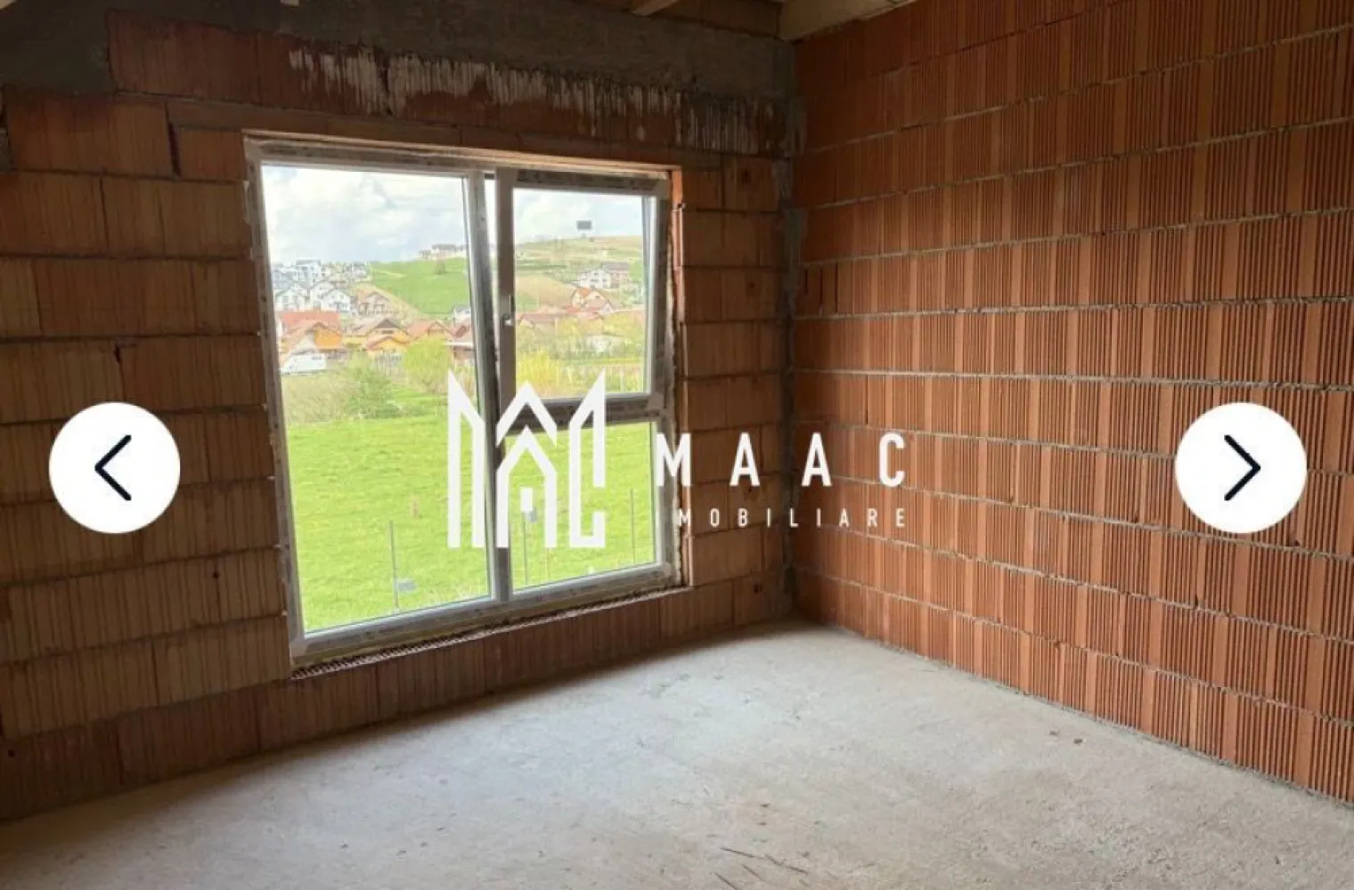 Casa tip duplex 5 camere | Curte liberă 262 mp | Șura mare - MAAC Imobiliare vă propune spre vânzare o casă tip duplex nouă, amplasată într-o zonă liniștită și în plină dezvoltare, la intrarea în Șura Mare, la doar câteva minute de Sibiu și în imediata apropiere a Prima Shopping Center.

Această proprietate reprezintă alegerea ideală pentru familiile care își doresc confort, intimitate și acces rapid către toate punctele de interes ale orașului.

Locuința dispune de o suprafață utilă de 120 mp (144 mp construiți) și este edificată pe un teren de 340 mp, beneficiind de o curte liberă generoasă de aproximativ 262 mp, perfectă pentru amenajarea unui spațiu de relaxare sau a unei zone dedicate familiei.

Compartimentare eficientă:
Parter:
Hol de acces;
Living generos cu acces direct către terasa de 22 mp;
Bucătărie separată;
Birou;
Baie cu geam pentru aerisire naturală;
Spațiu tehnic.
Mansardă:
Hol;
Dormitor matrimonial cu dressing, baie proprie și balcon;
Două dormitoare spațioase și luminoase;
Baie cu geam pentru aerisire naturală.
Puncte forte ale proprietății:
Construcție nouă;
Încălzire în pardoseală pe ambele niveluri;
Centrală termică proprie pe gaz;
3 băi și dressing;
Terasă și balcon;
Curte amenajată cu pavaj și spațiu verde;
Posibilitate de parcare pentru 2 autoturisme în curte;
Teren împrejmuit cu gard metalic și poartă de acces;
Zonă liniștită, cu acces facil către Sibiu.
Imobilul se predă la stadiul de alb la interior, cu instalațiile electrice, sanitare și termice realizate, iar la exterior la cheie, cu fațadă finisată, izolație termică, curte pavată și spații verzi amenajate.

Se acceptă plata din surse proprii sau prin credit bancar, cu un avans minim de 30%.

Pentru mai multe detalii și programarea unei vizionări, vă rugăm să ne contactați și să specificați ID: CP3165934