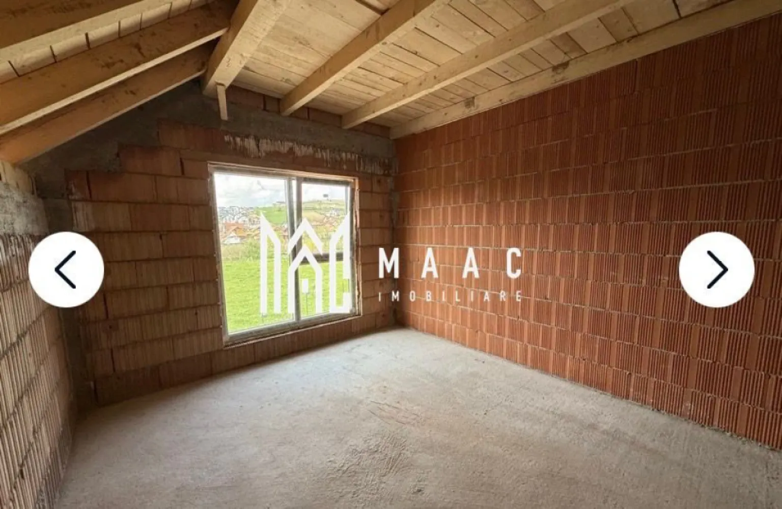 Casa tip duplex 5 camere | Curte liberă 262 mp | Șura mare - MAAC Imobiliare vă propune spre vânzare o casă tip duplex nouă, amplasată într-o zonă liniștită și în plină dezvoltare, la intrarea în Șura Mare, la doar câteva minute de Sibiu și în imediata apropiere a Prima Shopping Center.

Această proprietate reprezintă alegerea ideală pentru familiile care își doresc confort, intimitate și acces rapid către toate punctele de interes ale orașului.

Locuința dispune de o suprafață utilă de 120 mp (144 mp construiți) și este edificată pe un teren de 340 mp, beneficiind de o curte liberă generoasă de aproximativ 262 mp, perfectă pentru amenajarea unui spațiu de relaxare sau a unei zone dedicate familiei.

Compartimentare eficientă:
Parter:
Hol de acces;
Living generos cu acces direct către terasa de 22 mp;
Bucătărie separată;
Birou;
Baie cu geam pentru aerisire naturală;
Spațiu tehnic.
Mansardă:
Hol;
Dormitor matrimonial cu dressing, baie proprie și balcon;
Două dormitoare spațioase și luminoase;
Baie cu geam pentru aerisire naturală.
Puncte forte ale proprietății:
Construcție nouă;
Încălzire în pardoseală pe ambele niveluri;
Centrală termică proprie pe gaz;
3 băi și dressing;
Terasă și balcon;
Curte amenajată cu pavaj și spațiu verde;
Posibilitate de parcare pentru 2 autoturisme în curte;
Teren împrejmuit cu gard metalic și poartă de acces;
Zonă liniștită, cu acces facil către Sibiu.
Imobilul se predă la stadiul de alb la interior, cu instalațiile electrice, sanitare și termice realizate, iar la exterior la cheie, cu fațadă finisată, izolație termică, curte pavată și spații verzi amenajate.

Se acceptă plata din surse proprii sau prin credit bancar, cu un avans minim de 30%.

Pentru mai multe detalii și programarea unei vizionări, vă rugăm să ne contactați și să specificați ID: CP3165934