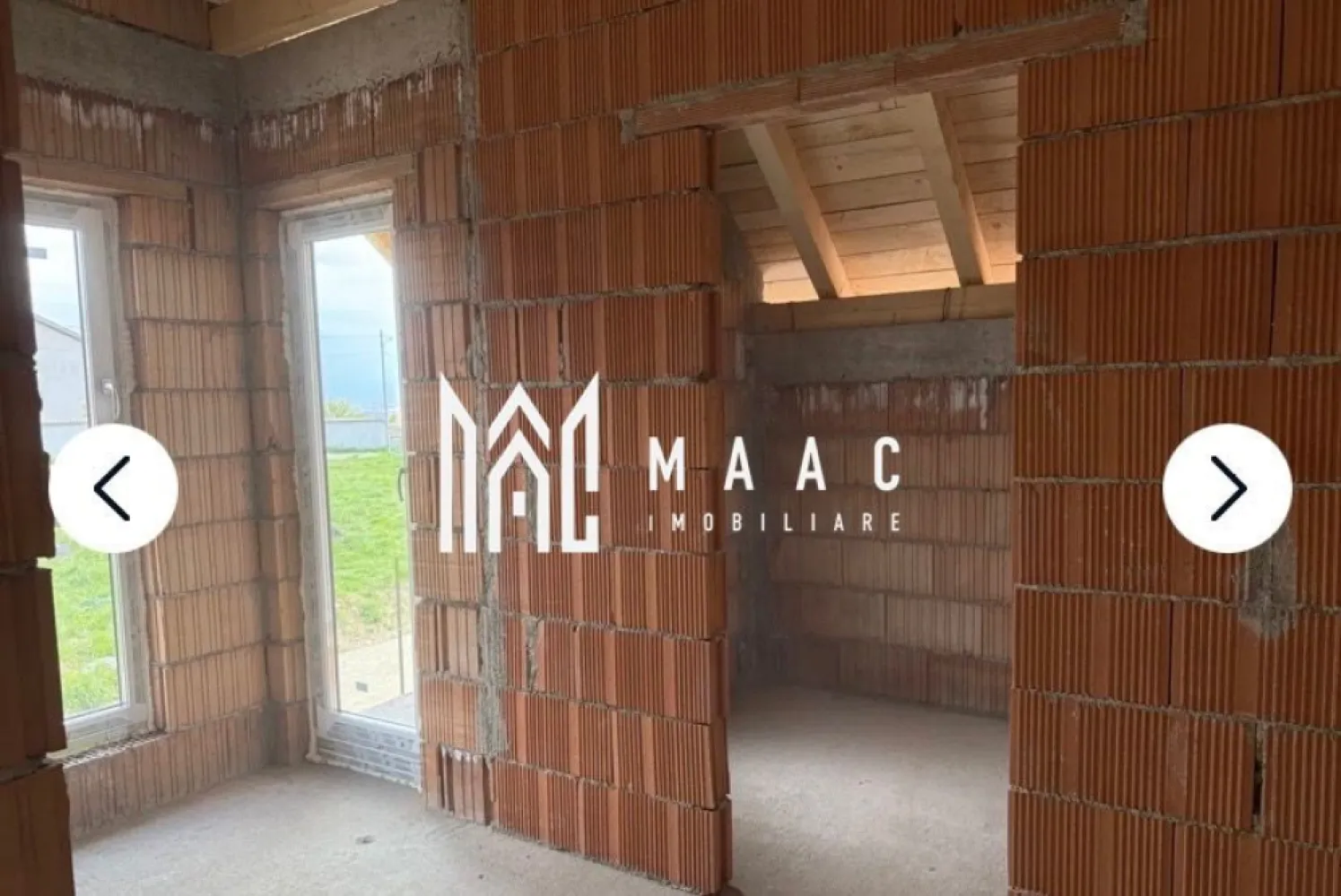 Casa tip duplex 5 camere | Curte liberă 262 mp | Șura mare - MAAC Imobiliare vă propune spre vânzare o casă tip duplex nouă, amplasată într-o zonă liniștită și în plină dezvoltare, la intrarea în Șura Mare, la doar câteva minute de Sibiu și în imediata apropiere a Prima Shopping Center.

Această proprietate reprezintă alegerea ideală pentru familiile care își doresc confort, intimitate și acces rapid către toate punctele de interes ale orașului.

Locuința dispune de o suprafață utilă de 120 mp (144 mp construiți) și este edificată pe un teren de 340 mp, beneficiind de o curte liberă generoasă de aproximativ 262 mp, perfectă pentru amenajarea unui spațiu de relaxare sau a unei zone dedicate familiei.

Compartimentare eficientă:
Parter:
Hol de acces;
Living generos cu acces direct către terasa de 22 mp;
Bucătărie separată;
Birou;
Baie cu geam pentru aerisire naturală;
Spațiu tehnic.
Mansardă:
Hol;
Dormitor matrimonial cu dressing, baie proprie și balcon;
Două dormitoare spațioase și luminoase;
Baie cu geam pentru aerisire naturală.
Puncte forte ale proprietății:
Construcție nouă;
Încălzire în pardoseală pe ambele niveluri;
Centrală termică proprie pe gaz;
3 băi și dressing;
Terasă și balcon;
Curte amenajată cu pavaj și spațiu verde;
Posibilitate de parcare pentru 2 autoturisme în curte;
Teren împrejmuit cu gard metalic și poartă de acces;
Zonă liniștită, cu acces facil către Sibiu.
Imobilul se predă la stadiul de alb la interior, cu instalațiile electrice, sanitare și termice realizate, iar la exterior la cheie, cu fațadă finisată, izolație termică, curte pavată și spații verzi amenajate.

Se acceptă plata din surse proprii sau prin credit bancar, cu un avans minim de 30%.

Pentru mai multe detalii și programarea unei vizionări, vă rugăm să ne contactați și să specificați ID: CP3165934
