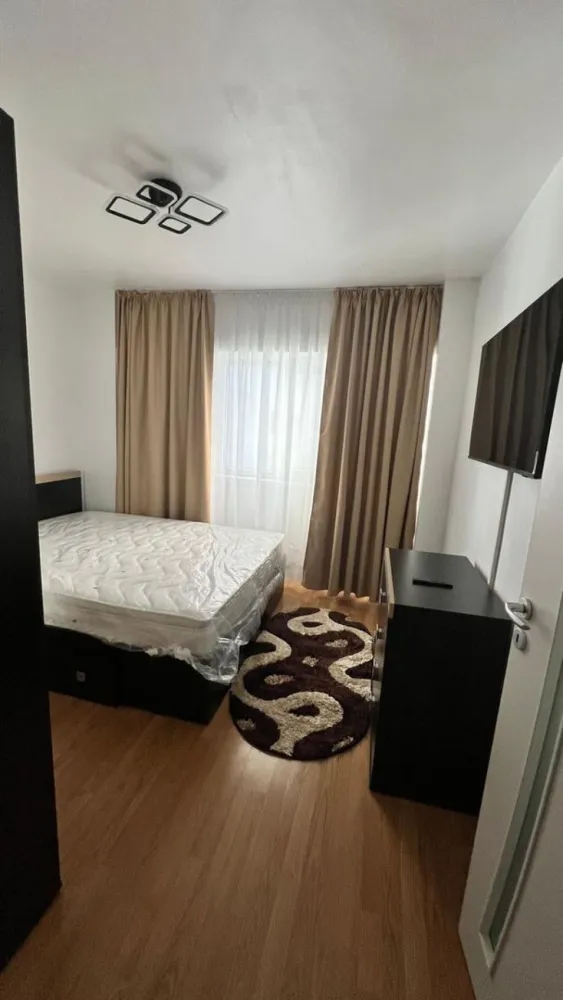 De inchiriat apartament cu 2 camere, etaj 1, zona Neacsu, 400 euro - Se oferă spre închiriere un apartament cu 2 camere, situat în zona Neacșu, într-o locație excelentă, aproape de Spitalul Județean, școli, grădinițe, Piața Micro 19, magazine și mijloace de transport.
Apartamentul este complet mobilat și utilat, fiind pregătit pentru mutare imediată. Dispune de toate facilitățile necesare pentru un trai confortabil, fiind ideal pentru un cuplu, o familie sau persoane care doresc să locuiască într-o zonă bine conectată la punctele de interes ale orașului.
Avantaje:
- Zonă liniștită și accesibilă
- Complet mobilat și utilat
- Aproape de Spitalul Județean
- În apropierea școlilor și grădinițelor
- La câteva minute de Piața Micro 19
- Acces facil la transport și magazine
Chirie: 400 €/lună
Garantie returnabila 400 euro.
Se percepe comision de tranzactionare.
Pentru detalii suplimentare și programarea unei vizionări, vă rog să mă contactați 0746.252.252 Liliana Ene, Mag Invest.