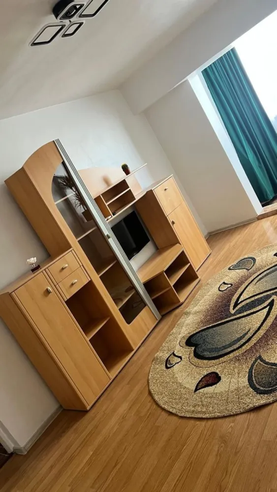 De inchiriat apartament cu 2 camere, etaj 1, zona Neacsu, 400 euro - Se oferă spre închiriere un apartament cu 2 camere, situat în zona Neacșu, într-o locație excelentă, aproape de Spitalul Județean, școli, grădinițe, Piața Micro 19, magazine și mijloace de transport.
Apartamentul este complet mobilat și utilat, fiind pregătit pentru mutare imediată. Dispune de toate facilitățile necesare pentru un trai confortabil, fiind ideal pentru un cuplu, o familie sau persoane care doresc să locuiască într-o zonă bine conectată la punctele de interes ale orașului.
Avantaje:
- Zonă liniștită și accesibilă
- Complet mobilat și utilat
- Aproape de Spitalul Județean
- În apropierea școlilor și grădinițelor
- La câteva minute de Piața Micro 19
- Acces facil la transport și magazine
Chirie: 400 €/lună
Garantie returnabila 400 euro.
Se percepe comision de tranzactionare.
Pentru detalii suplimentare și programarea unei vizionări, vă rog să mă contactați 0746.252.252 Liliana Ene, Mag Invest.