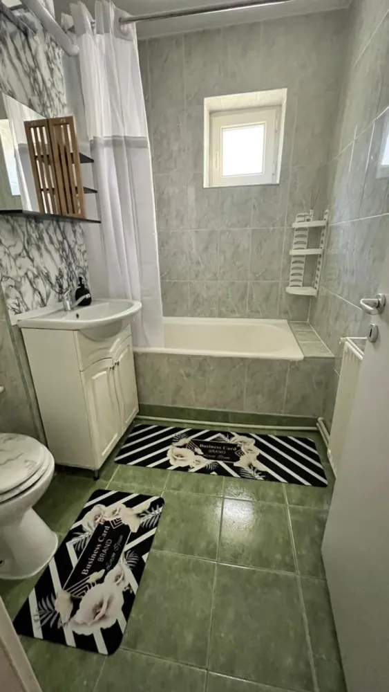 De inchiriat apartament cu 2 camere, etaj 1, zona Neacsu, 400 euro - Se oferă spre închiriere un apartament cu 2 camere, situat în zona Neacșu, într-o locație excelentă, aproape de Spitalul Județean, școli, grădinițe, Piața Micro 19, magazine și mijloace de transport.
Apartamentul este complet mobilat și utilat, fiind pregătit pentru mutare imediată. Dispune de toate facilitățile necesare pentru un trai confortabil, fiind ideal pentru un cuplu, o familie sau persoane care doresc să locuiască într-o zonă bine conectată la punctele de interes ale orașului.
Avantaje:
- Zonă liniștită și accesibilă
- Complet mobilat și utilat
- Aproape de Spitalul Județean
- În apropierea școlilor și grădinițelor
- La câteva minute de Piața Micro 19
- Acces facil la transport și magazine
Chirie: 400 €/lună
Garantie returnabila 400 euro.
Se percepe comision de tranzactionare.
Pentru detalii suplimentare și programarea unei vizionări, vă rog să mă contactați 0746.252.252 Liliana Ene, Mag Invest.