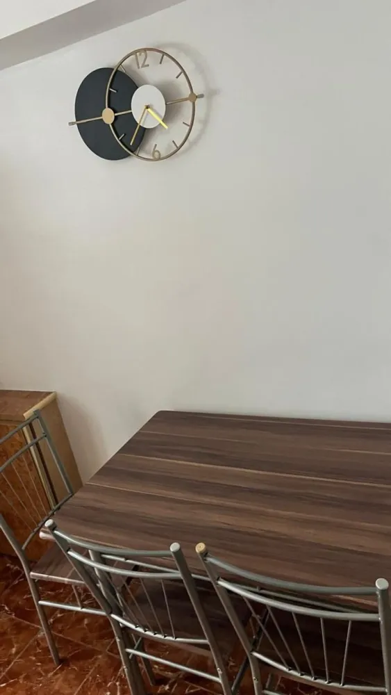 De inchiriat apartament cu 2 camere, etaj 1, zona Neacsu, 400 euro - Se oferă spre închiriere un apartament cu 2 camere, situat în zona Neacșu, într-o locație excelentă, aproape de Spitalul Județean, școli, grădinițe, Piața Micro 19, magazine și mijloace de transport.
Apartamentul este complet mobilat și utilat, fiind pregătit pentru mutare imediată. Dispune de toate facilitățile necesare pentru un trai confortabil, fiind ideal pentru un cuplu, o familie sau persoane care doresc să locuiască într-o zonă bine conectată la punctele de interes ale orașului.
Avantaje:
- Zonă liniștită și accesibilă
- Complet mobilat și utilat
- Aproape de Spitalul Județean
- În apropierea școlilor și grădinițelor
- La câteva minute de Piața Micro 19
- Acces facil la transport și magazine
Chirie: 400 €/lună
Garantie returnabila 400 euro.
Se percepe comision de tranzactionare.
Pentru detalii suplimentare și programarea unei vizionări, vă rog să mă contactați 0746.252.252 Liliana Ene, Mag Invest.