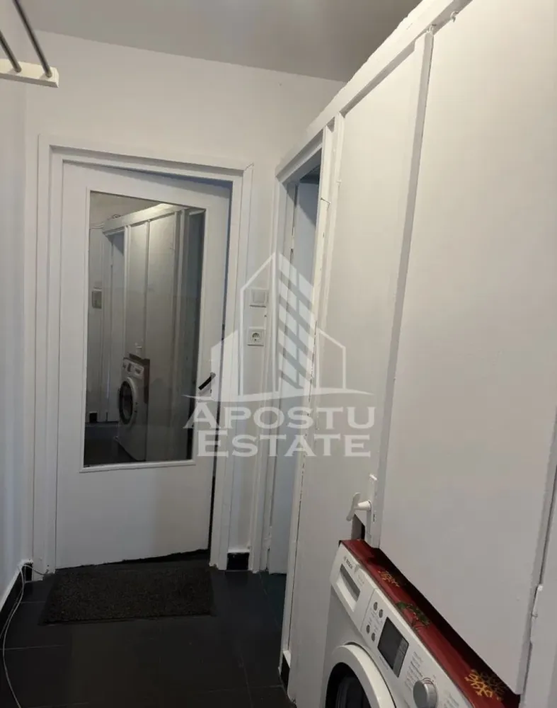 Apartament 1 cameră, renovat,Centrală Proprie , Zona Circumvalațiunii - APOSTU ESTATE vă propune spre închiriere un apartament spațios , cu 1 cameră , situat într-o zonă liniștită și bine conectată din Circumvalațiunii , ideal pentru un cuplu sau persoane care doresc un spațiu generos și confortabil.

Suprafață utilă: 30 mp
Compartimentare eficientă:
Hol de acces generos
Bucătărie complet mobilată și utilată, cu loc de luat masa
Dormitor matrimonial mobilat
Baie principală cu cadă și geam pentru ventilație naturală

Confort și facilități:
Apartamentul are balcon 
Centrala proprie 
Apartamentul este proaspăt renovat 
Apartamentul este complet mobilat și utilat
Localizare: Zona Circumvalațiunii – liniște, acces facil spre oraș, în apropiere de magazine, școli și mijloace de transport în comun.

Ideal pentru:
Familii
Cupluri
Profesioniști care lucrează remote sau au nevoie de birou acasă

Preț chirie: 350 E
Programează o vizionare!
ID intern: CP2832907