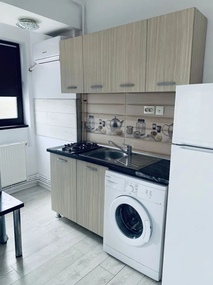 De inchiriat apartament cu o camera Centru, 280 euro - Se ofera spre inchiriere apartament cu o camera, etaj 4/4, situat în zona Centru, într-o locație foarte bună, aproape de magazine și mijloace de transport.
Apartamentul este complet mobilat și utilat, oferind tot confortul necesar pentru mutare imediată. Locuința este luminoasă, bine întreținută și potrivită pentru un cuplu, o familie sau persoane care doresc acces rapid la principalele puncte de interes din oraș.
Preț: 280 €/lună
Garantie returnabila 280 euro.
Se percepe comision de tranzactionare.
Pentru mai multe informații sau pentru programarea unei vizionări, vă rog să mă contactați 0741.030.291 Marilena, Agentia imobiliara Mag Invest.
Disponibil imediat!
