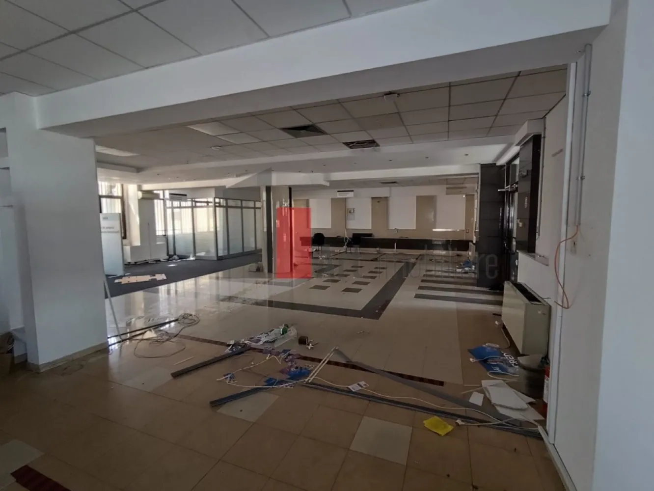 Comision 0% Spatiu comercial de inchiriat in Bucurestii Noi - Oportunitate Rara - Clădire emblematică în Bucureștii Noi – spațiu comercial de mari dimensiuni, disponibil pentru închiriere - Fara Comision / 0

Proprietate rar disponibilă pe piață, situată într-una dintre cele mai recunoscute clădiri din Bucureștii Noi, poziționată strategic într-un punct cu trafic pietonal și rutier ridicat. Imobilul reprezintă un reper al cartierului, fiind cunoscut de locuitori de peste 15 ani datorită funcționării sale continue ca sediu bancar. Vizibilitatea, notorietatea și poziționarea conferă spațiului o valoare comercială superioară, greu de găsit în zona de Nord-Vest a Capitalei.

Caracteristici generale ale proprietății

Clădirea este amplasată pe un teren de 1.292 mp, având o amprentă la sol de 473 mp și o suprafață desfășurată totală de 1.249 mp.
Construcția este dezvoltată pe trei niveluri – subsol, parter și etaj – toate utile, funcționale și compartimentate pentru activități diverse.

Datorită configurației, imobilul poate acomoda cu succes:
supermarket, clinici medicale, hub de birouri, showroom, unitate bancară, restaurant, sediu corporate, centru educațional, laborator, spațiu logistic ușor sau mix funcțional.

Detalierea suprafețelor și compartimentărilor
SUBSOL – 295 mp

Conceput pentru activități ce necesită securitate, depozitare sau subdivizări multiple. Include:

10 camere utilizabile individual;

spații tehnice și anexe funcționale;

coridoare generoase de circulație;

cameră tezaur construită la standarde bancare;

spațiu dedicat casetelor de valori, configurat pentru activități cu cerințe speciale de securitate.

Ideal pentru: arhivă, depozit logistic, laborator, zona tehnică, camere server, spații auxiliare.

PARTER – 368 mp

Nivel cu potențial comercial maxim, datorită vizibilității și accesului direct din bulevard. Cuprinde:

9 camere și încăperi ce pot fi adaptate în funcție de activitate;

zone de acces și fluxuri bine definite;

grupuri sanitare;

garaj integrat cu acces direct;

casa scării poziționată eficient, facilitând circulația între niveluri.

Parterul este potrivit pentru orice funcțiune cu contact direct cu publicul, având flux pietonal constant și posibilitate de vitrină extinsă.

ETAJ – 263 mp

Zona ideală pentru operaționale, birouri sau servicii. Structurat în:

7 camere spațioase;

încăperi anexe;

grupuri sanitare;

holuri ample, ce permit reorganizarea circulației interioare.

Poate fi transformat ușor într-o zonă administrativă, birouri pentru echipe, cabinete sau spații de lucru open-space.

Teren, acces și facilități exterioare

Parcare proprie, poziționată lateral, cu acces facil din bulevard.

În partea din spate a proprietății se află o suprafață generoasă ce poate fi amenajată în funcție de necesități:

extindere parcare,

zonă de încărcare/descărcare,

terasă pentru restaurant sau cafenea,

spațiu tehnic sau zonă verde.

Lotul permite extindere funcțională și personalizare în funcție de interesele chiriașului.

Nu se percepe comision