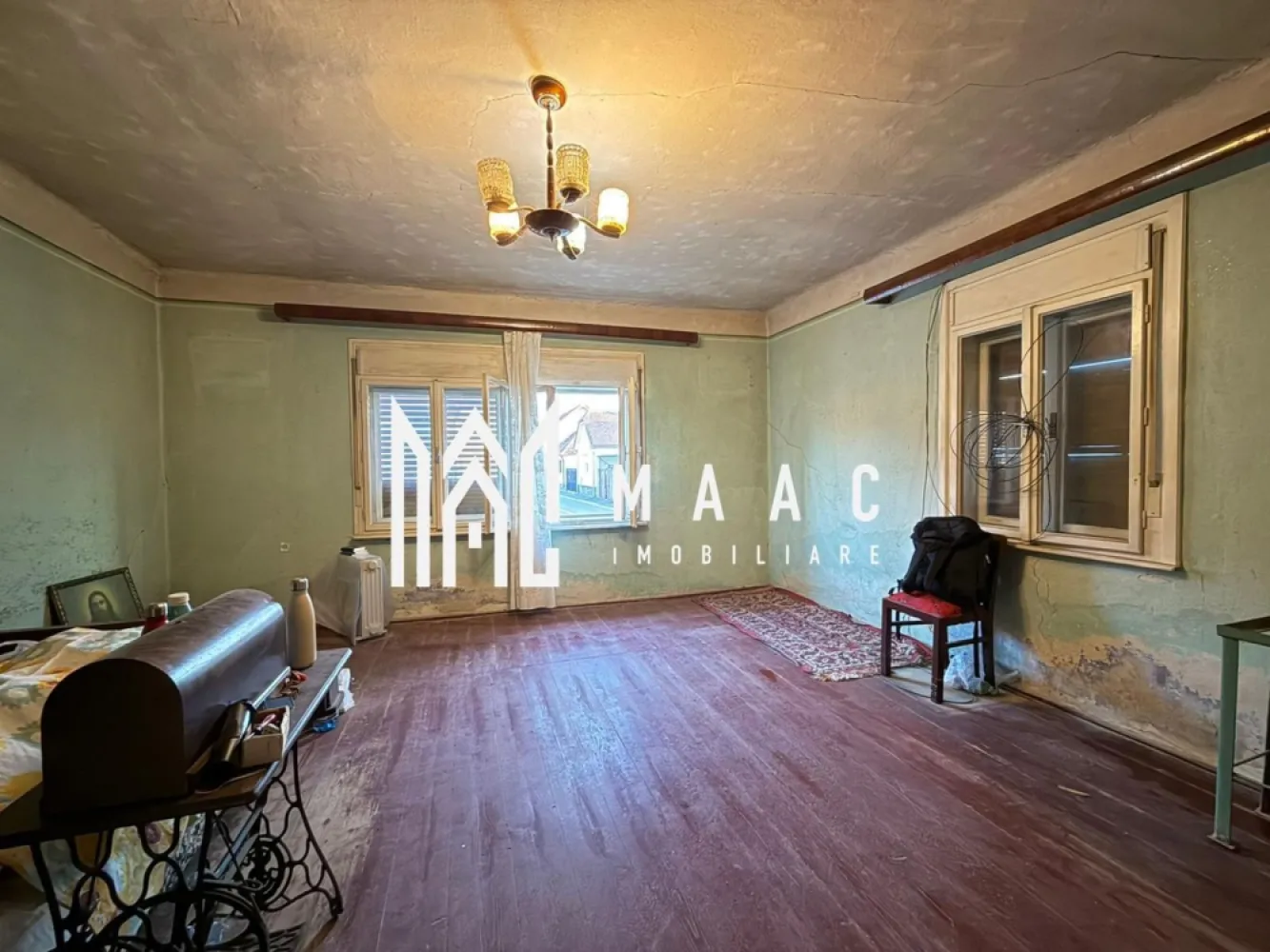 Casa individuala 3 camere | Acces auto | Pivnita I Lupeni - MAAC Imobiliare va propune spre vanzare o casa individuala, cu potential considerabil, amplasata in zona linistita a cartierului Lupeni.

Proprietatea este formata din doua corpuri, cel de la strada- construit in 1936, celalalt in 1983.

Fiind pozitionata pe SUD, casa are in alcatuire: living, 2 dormitoare, bucatarie, baie cu geam, debara.
Pivnita cuprinde doua incaperi. Deasupra-placa de beton.

Casa este conectata la toate utilitatile (apa, canalizare, curent, gaz).
Incalzirea- pe sobe cu gaz.

Curtea permite accesul auto; imbraca spatele si lateralul casei, ceea ce aduce un plus de intimitate.

Imobilul necesită lucrări de renovare și modernizare, oferind viitorului proprietar libertatea de a-l transforma după propriul gust și propriile standarde de confort. Este perfecta pentru cei care caută o proprietate pe care să o personalizeze integral sau pentru investitorii care doresc să valorifice potențialul unei zone aflate în continuă dezvoltare.

Casa beneficiază de o structură solidă iar terenul permite multiple posibilități de amenajare. Spațiile existente pot fi reorganizate și adaptate pentru a răspunde unui trai decent, rezultând o proprietate modernă, funcțională și valoroasă.

Pentru mai multe detalii precizati telefonic ca ati vazut anuntul cu ID: CP3167567