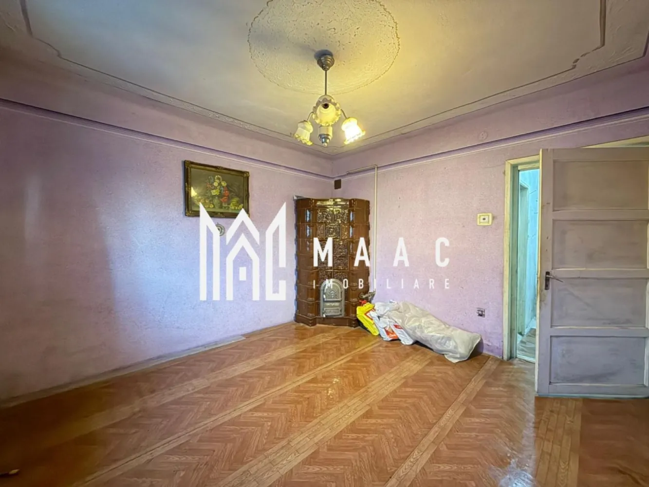 Casa individuala 3 camere | Acces auto | Pivnita I Lupeni - MAAC Imobiliare va propune spre vanzare o casa individuala, cu potential considerabil, amplasata in zona linistita a cartierului Lupeni.

Proprietatea este formata din doua corpuri, cel de la strada- construit in 1936, celalalt in 1983.

Fiind pozitionata pe SUD, casa are in alcatuire: living, 2 dormitoare, bucatarie, baie cu geam, debara.
Pivnita cuprinde doua incaperi. Deasupra-placa de beton.

Casa este conectata la toate utilitatile (apa, canalizare, curent, gaz).
Incalzirea- pe sobe cu gaz.

Curtea permite accesul auto; imbraca spatele si lateralul casei, ceea ce aduce un plus de intimitate.

Imobilul necesită lucrări de renovare și modernizare, oferind viitorului proprietar libertatea de a-l transforma după propriul gust și propriile standarde de confort. Este perfecta pentru cei care caută o proprietate pe care să o personalizeze integral sau pentru investitorii care doresc să valorifice potențialul unei zone aflate în continuă dezvoltare.

Casa beneficiază de o structură solidă iar terenul permite multiple posibilități de amenajare. Spațiile existente pot fi reorganizate și adaptate pentru a răspunde unui trai decent, rezultând o proprietate modernă, funcțională și valoroasă.

Pentru mai multe detalii precizati telefonic ca ati vazut anuntul cu ID: CP3167567
