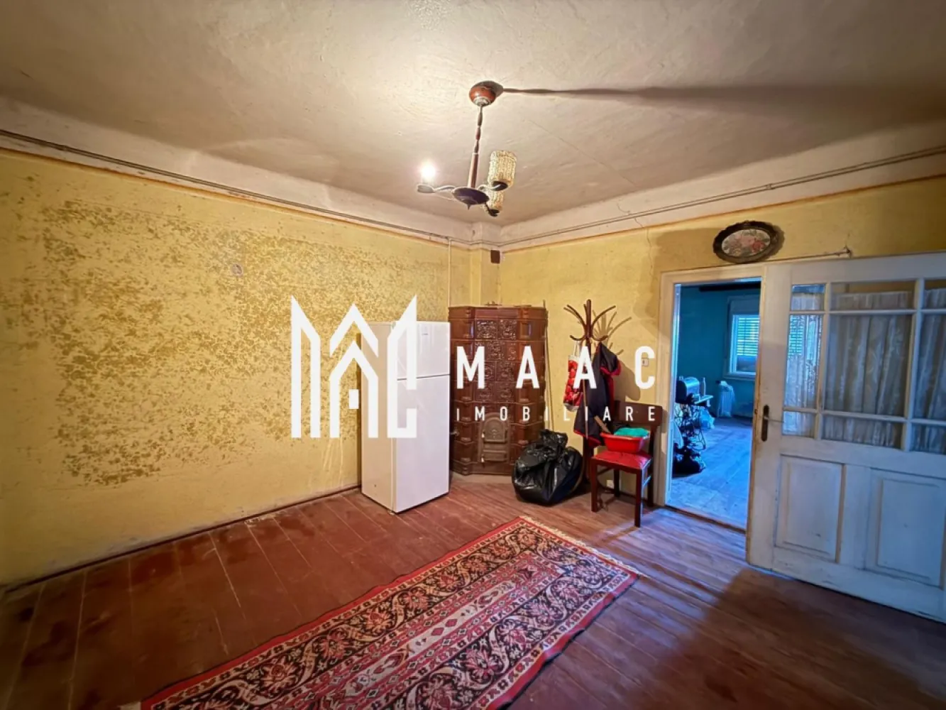 Casa individuala 3 camere | Acces auto | Pivnita I Lupeni - MAAC Imobiliare va propune spre vanzare o casa individuala, cu potential considerabil, amplasata in zona linistita a cartierului Lupeni.

Proprietatea este formata din doua corpuri, cel de la strada- construit in 1936, celalalt in 1983.

Fiind pozitionata pe SUD, casa are in alcatuire: living, 2 dormitoare, bucatarie, baie cu geam, debara.
Pivnita cuprinde doua incaperi. Deasupra-placa de beton.

Casa este conectata la toate utilitatile (apa, canalizare, curent, gaz).
Incalzirea- pe sobe cu gaz.

Curtea permite accesul auto; imbraca spatele si lateralul casei, ceea ce aduce un plus de intimitate.

Imobilul necesită lucrări de renovare și modernizare, oferind viitorului proprietar libertatea de a-l transforma după propriul gust și propriile standarde de confort. Este perfecta pentru cei care caută o proprietate pe care să o personalizeze integral sau pentru investitorii care doresc să valorifice potențialul unei zone aflate în continuă dezvoltare.

Casa beneficiază de o structură solidă iar terenul permite multiple posibilități de amenajare. Spațiile existente pot fi reorganizate și adaptate pentru a răspunde unui trai decent, rezultând o proprietate modernă, funcțională și valoroasă.

Pentru mai multe detalii precizati telefonic ca ati vazut anuntul cu ID: CP3167567