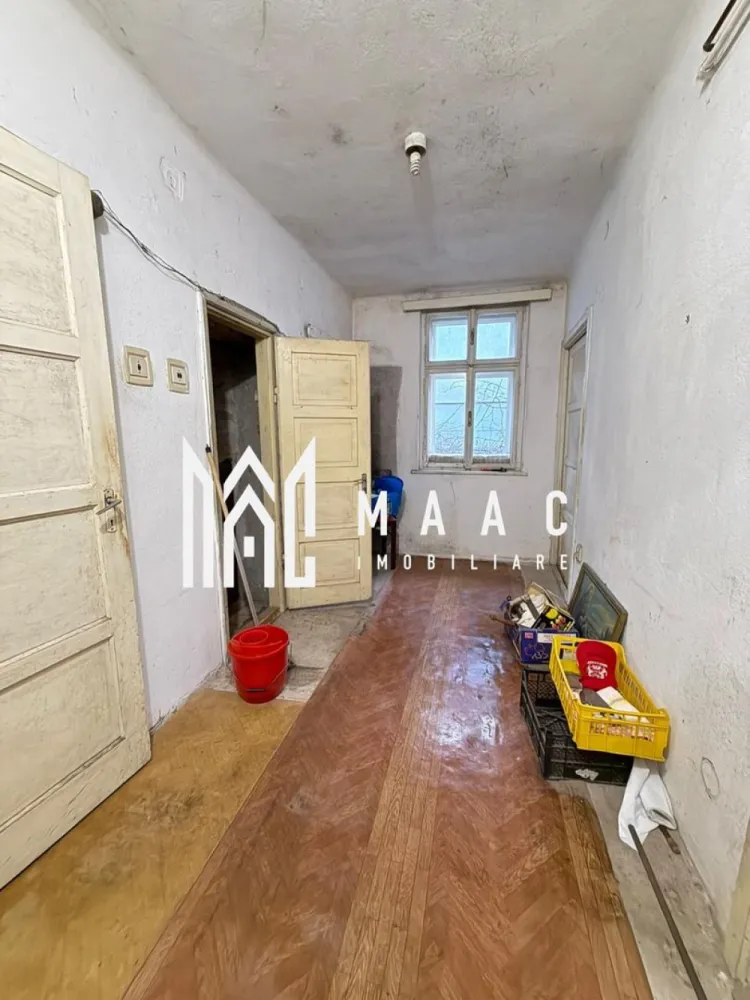 Casa individuala 3 camere | Acces auto | Pivnita I Lupeni - MAAC Imobiliare va propune spre vanzare o casa individuala, cu potential considerabil, amplasata in zona linistita a cartierului Lupeni.

Proprietatea este formata din doua corpuri, cel de la strada- construit in 1936, celalalt in 1983.

Fiind pozitionata pe SUD, casa are in alcatuire: living, 2 dormitoare, bucatarie, baie cu geam, debara.
Pivnita cuprinde doua incaperi. Deasupra-placa de beton.

Casa este conectata la toate utilitatile (apa, canalizare, curent, gaz).
Incalzirea- pe sobe cu gaz.

Curtea permite accesul auto; imbraca spatele si lateralul casei, ceea ce aduce un plus de intimitate.

Imobilul necesită lucrări de renovare și modernizare, oferind viitorului proprietar libertatea de a-l transforma după propriul gust și propriile standarde de confort. Este perfecta pentru cei care caută o proprietate pe care să o personalizeze integral sau pentru investitorii care doresc să valorifice potențialul unei zone aflate în continuă dezvoltare.

Casa beneficiază de o structură solidă iar terenul permite multiple posibilități de amenajare. Spațiile existente pot fi reorganizate și adaptate pentru a răspunde unui trai decent, rezultând o proprietate modernă, funcțională și valoroasă.

Pentru mai multe detalii precizati telefonic ca ati vazut anuntul cu ID: CP3167567