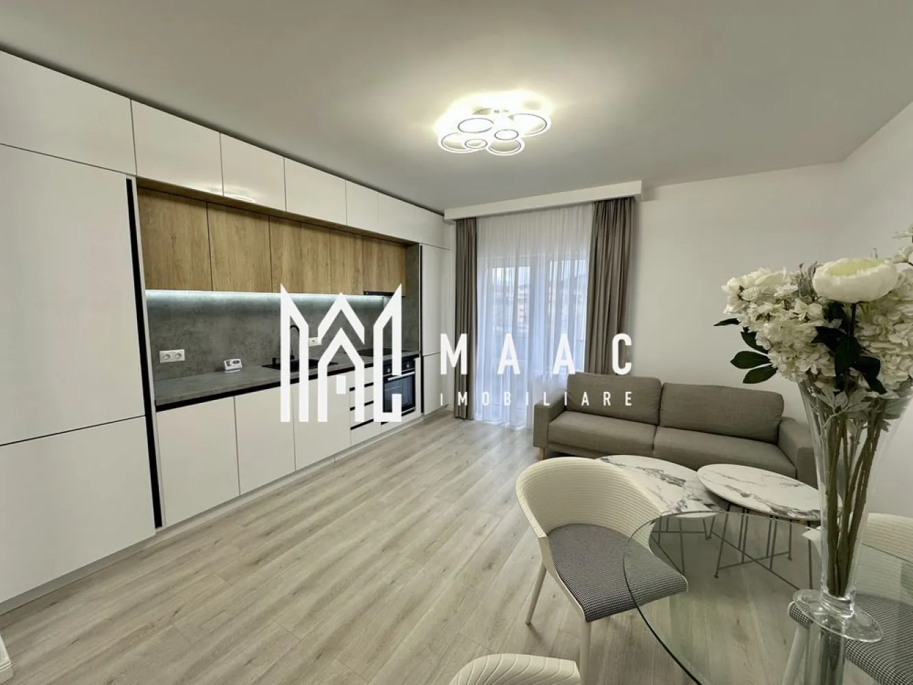 Apartament 3 camere | Etaj 3 | Parcare | Balcon | Doamna Stanca - MAAC Imobiliare vă propune spre închiriere un apartament cu 3 camere, situat pe strada Doamna Stanca, într-o zonă aflată în continuă dezvoltare, cu acces facil către centre comerciale, mijloace de transport și principalele puncte de interes din Sibiu.

Apartamentul este complet mobilat și utilat, fiind pregătit pentru mutare și oferind toate dotările necesare pentru un trai confortabil.

Detalii proprietate
3 camere
Balcon
Spații de depozitare
Loc de parcare inclus
Complet mobilat și utilat
Disponibil începând cu data de 1 august
Dotări și beneficii
Electrocasnice și electronice necesare pentru confortul zilnic
Mobilier modern și funcțional
Spații bine compartimentate
Luminozitate naturală
Costuri eficiente de întreținere
Avantaje locație
Situat pe strada Doamna Stanca
Aproape de stații de autobuz și mijloace de transport în comun
Magazine de cartier în imediata apropiere
Acces rapid către centre comerciale, farmacii și servicii
Conexiune facilă către centrul orașului și alte zone de interes
Pentru mai multe informații sau pentru a programa o vizionare, nu ezitați să ne contactați, specificand ID: CP3166813