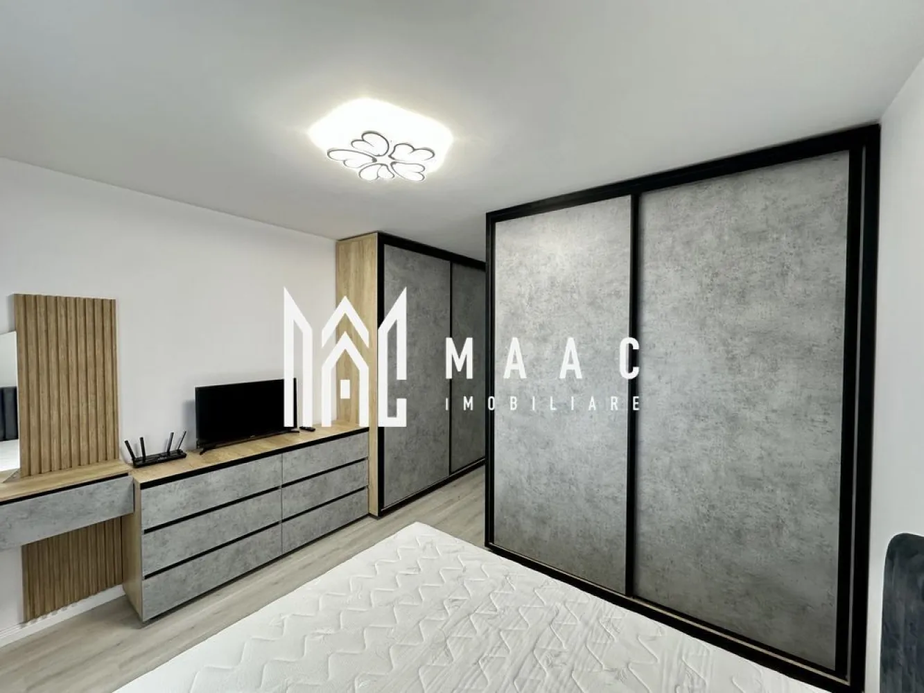Apartament 3 camere | Etaj 3 | Parcare | Balcon | Doamna Stanca - MAAC Imobiliare vă propune spre închiriere un apartament cu 3 camere, situat pe strada Doamna Stanca, într-o zonă aflată în continuă dezvoltare, cu acces facil către centre comerciale, mijloace de transport și principalele puncte de interes din Sibiu.

Apartamentul este complet mobilat și utilat, fiind pregătit pentru mutare și oferind toate dotările necesare pentru un trai confortabil.

Detalii proprietate
3 camere
Balcon
Spații de depozitare
Loc de parcare inclus
Complet mobilat și utilat
Disponibil începând cu data de 1 august
Dotări și beneficii
Electrocasnice și electronice necesare pentru confortul zilnic
Mobilier modern și funcțional
Spații bine compartimentate
Luminozitate naturală
Costuri eficiente de întreținere
Avantaje locație
Situat pe strada Doamna Stanca
Aproape de stații de autobuz și mijloace de transport în comun
Magazine de cartier în imediata apropiere
Acces rapid către centre comerciale, farmacii și servicii
Conexiune facilă către centrul orașului și alte zone de interes
Pentru mai multe informații sau pentru a programa o vizionare, nu ezitați să ne contactați, specificand ID: CP3166813
