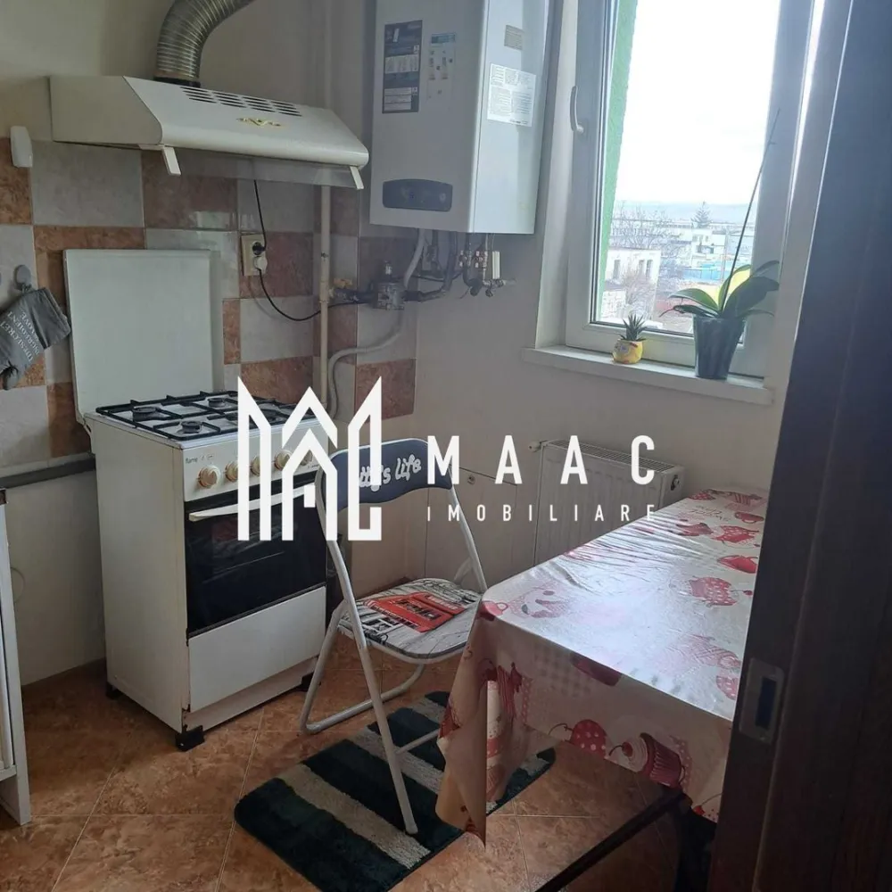 Apartament 1 camera | Etaj 2 | Parcare | Turnisor - MAAC Imobiliare vă propune spre închiriere o garsonieră decomandată, situată în cartierul Turnișor, la etajul 2 al unui imobil construit după anul 2000.

Locuința are o suprafață utilă de 37 mp și este potrivită pentru o persoană sau un cuplu care își dorește un spațiu practic, confortabil și bine poziționat.

Detalii proprietate
Suprafață utilă: 37 mp
Compartimentare decomandată
Etaj 2
Cameră spațioasă și luminoasă
Bucătărie separată
Baie
Boxă pentru depozitare inclusă
Loc de parcare inclus
Dotări și finisaje
Mobilată și utilată
Pardoseală din lemn în cameră
Plăci ceramice în bucătărie și baie
Geamuri termopan
Pereți în nuanțe deschise, oferind luminozitate
Spații de depozitare
Avantaje
Loc de parcare inclus în preț
Boxă pentru depozitare
Zonă liniștită
Aproape de magazine, farmacii și mijloace de transport în comun
Acces facil către aeroport și zona industrială Vest
Condiții de închiriere
Se acceptă animale de companie de talie mică
Disponibilă imediat
Pentru mai multe informații sau pentru a programa o vizionare, nu ezitați să ne contactați, specificand ID: CP3166791