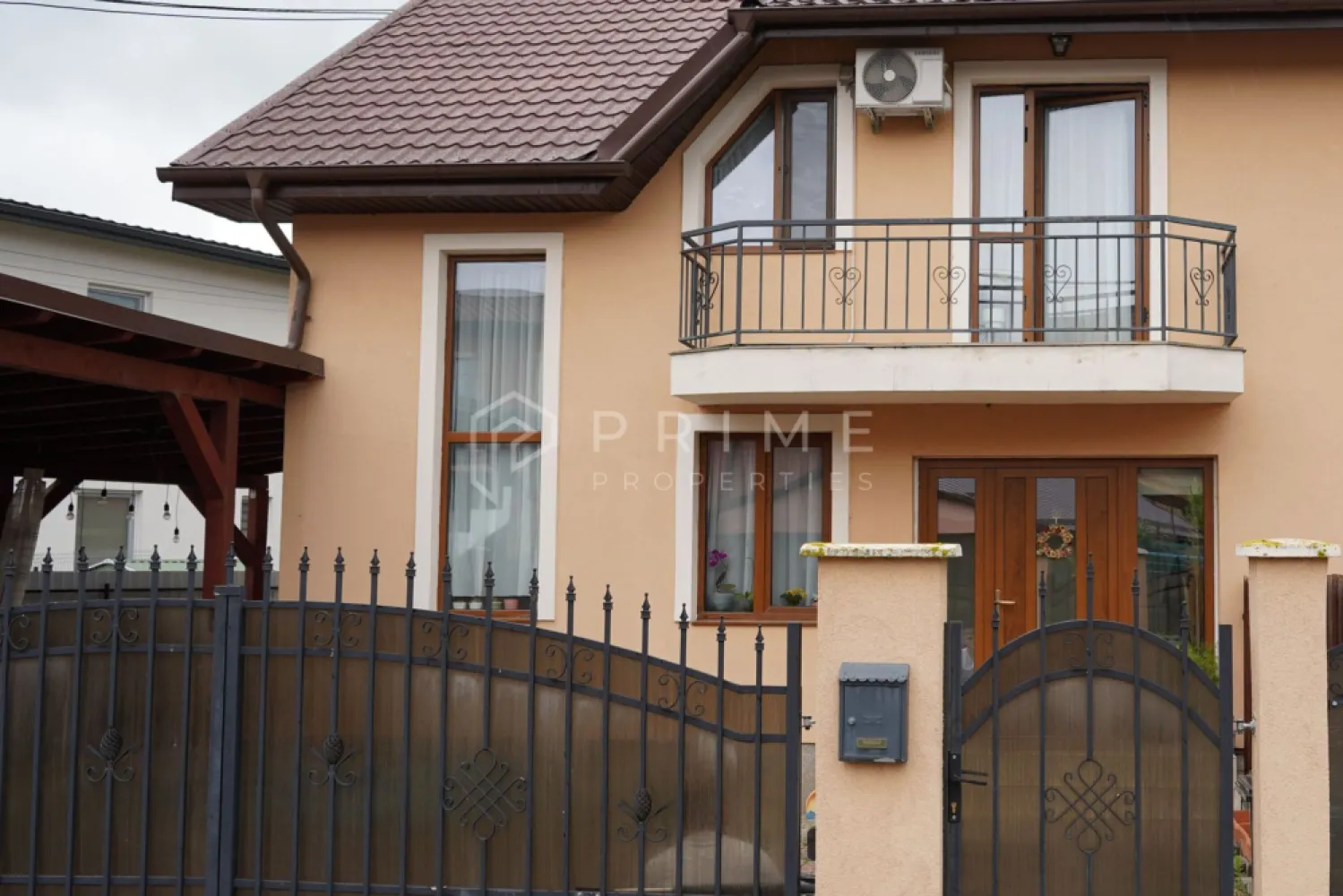 Casă familială spațioasă în zonă liniștită | Sângeorgiu de Mureș | - Vă prezentăm spre vânzare o proprietate gândită pentru viața de familie. 
Proprietatea este unitatea de pe colț al unui triplex, construită în 2018 cu materiale de calitate. 
Casa beneficiază de un living generos și luminos la parter, trei dormitoare la etaj și o curte cu gazon ideal pentru relaxare. 
Parterul oferă o bucătărie separată cu cămară, iar etajul dispune de baie spațioasă și balcon. 
Locul de parcare acoperit pentru două mașini completează confortul zilnic.
Construcție solidă: cărămidă, termoizolație polistiren, geamuri termopan, centrală pe gaz proprie. 
Fără costuri ascunse la preluare.
Suprafață utilă: 95 mp | Construită: 114 mp | Teren: 308 mp
Structură: Parter + Etaj + Pod | Anul construcției: 2018

La Prime Properties, fiecare tranzacție înseamnă mai mult decât o simplă achiziție – este un proces complet, în care colaborăm cu cei mai buni profesioniști: notari, avocați, designeri, arhitecți, evaluatori, specialiști în certificate energetice, consultanți de credite imobiliare.
Astfel, atunci când alegi o proprietate prin noi, primești la pachet și siguranță, transparență și servicii impecabile pe tot parcursul drumului tău către casa ideală.
Ne dedicăm 100% fiecărui client, iar asta se reflectă în rezultate și în încrederea pe care o primim înapoi prin recomandările lor.
Proprietatea aceasta nu se potrivește exact nevoilor tale?
Lasă-ne să îți găsim alternativa potrivită. Agentul nostru îți va oferi soluții avantajoase și adaptate stilului tău de viață.
📞 Contactează-ne astăzi. Până acum nu am dezamăgit niciun client – și nu vom începe cu tine.
Comision 0% pentru cumpărători