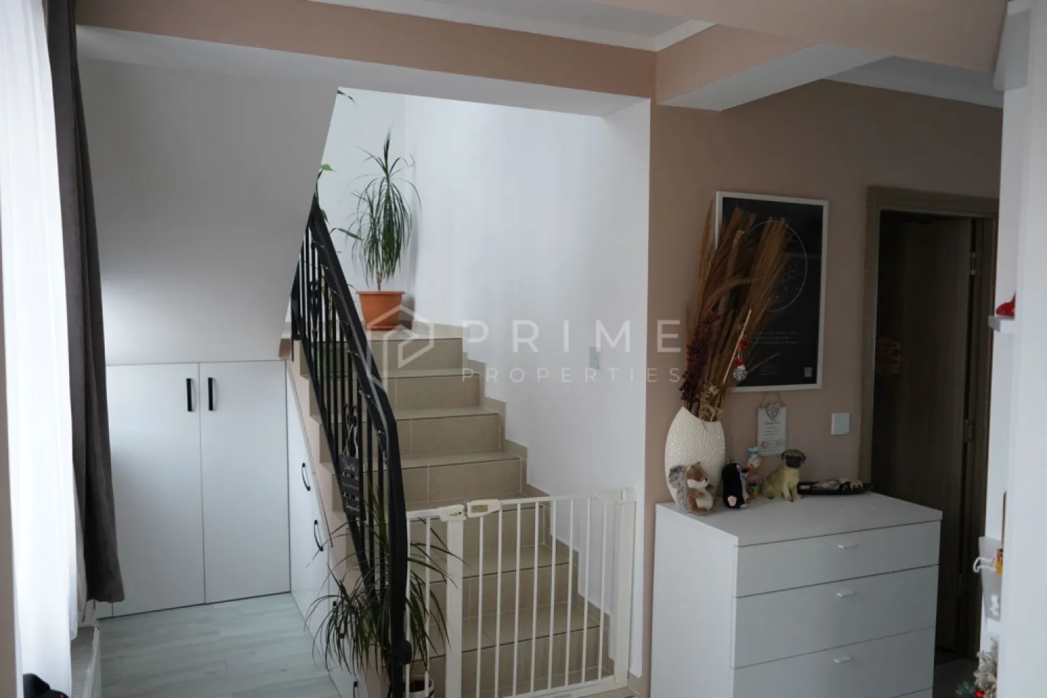 Casă familială spațioasă în zonă liniștită | Sângeorgiu de Mureș | - Vă prezentăm spre vânzare o proprietate gândită pentru viața de familie. 
Proprietatea este unitatea de pe colț al unui triplex, construită în 2018 cu materiale de calitate. 
Casa beneficiază de un living generos și luminos la parter, trei dormitoare la etaj și o curte cu gazon ideal pentru relaxare. 
Parterul oferă o bucătărie separată cu cămară, iar etajul dispune de baie spațioasă și balcon. 
Locul de parcare acoperit pentru două mașini completează confortul zilnic.
Construcție solidă: cărămidă, termoizolație polistiren, geamuri termopan, centrală pe gaz proprie. 
Fără costuri ascunse la preluare.
Suprafață utilă: 95 mp | Construită: 114 mp | Teren: 308 mp
Structură: Parter + Etaj + Pod | Anul construcției: 2018

La Prime Properties, fiecare tranzacție înseamnă mai mult decât o simplă achiziție – este un proces complet, în care colaborăm cu cei mai buni profesioniști: notari, avocați, designeri, arhitecți, evaluatori, specialiști în certificate energetice, consultanți de credite imobiliare.
Astfel, atunci când alegi o proprietate prin noi, primești la pachet și siguranță, transparență și servicii impecabile pe tot parcursul drumului tău către casa ideală.
Ne dedicăm 100% fiecărui client, iar asta se reflectă în rezultate și în încrederea pe care o primim înapoi prin recomandările lor.
Proprietatea aceasta nu se potrivește exact nevoilor tale?
Lasă-ne să îți găsim alternativa potrivită. Agentul nostru îți va oferi soluții avantajoase și adaptate stilului tău de viață.
📞 Contactează-ne astăzi. Până acum nu am dezamăgit niciun client – și nu vom începe cu tine.
Comision 0% pentru cumpărători