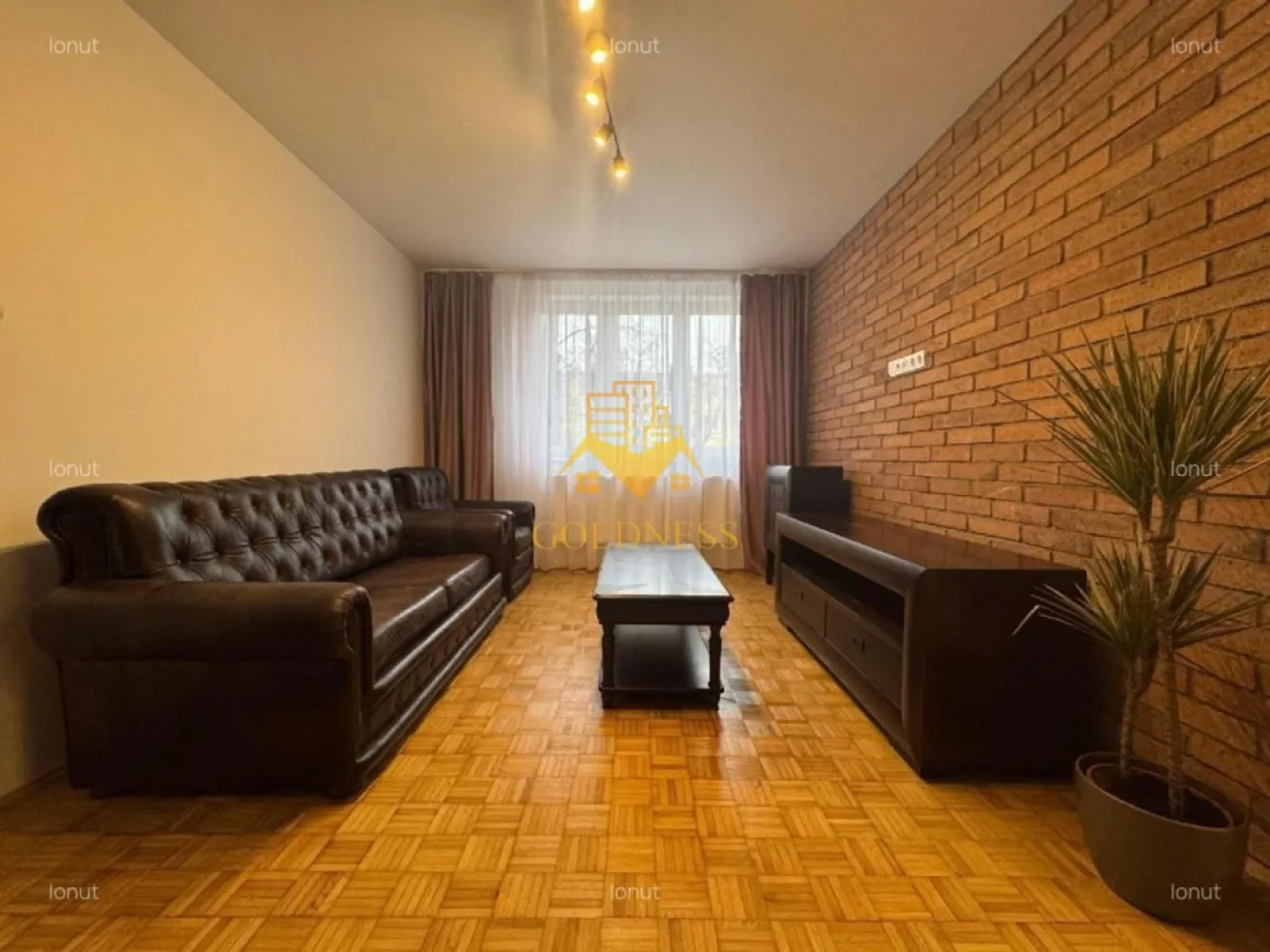 2 camere, modern, decomandate, Horea Zona Faculatea de Litere, Closca - GOLDNESS Imobiliare vă propune spre închiriere un apartament cu 2 camere complet mobilat și utilat, la etajul 1 într-un imobil de 4 etaje, în zona Centrala.
La chiria de 500 euro se adauga tva de 21% !
Posibilitate de parcare in zona!
Se află în apropierea stațiilor de transport în comun, magazine, restaurante, spații verzi, farmacii, etc. 

Apartamentul este compartimentat astfel:
 - dormitor cu pat matrimonial, dressing, noptiere
 - living cu canapea extensibila, spatiu pentru depozitare
 - bucatarie complet mobilata, utilata, loc de luat masa
 - baie cu cabina de dus, calorifer port prosop și dulap pentru depozitare.

Imobilul este dotat cu toate cele necesare- centrală proprie, frigider, aragaz, hotă, mașină de spălat haine, etc. 

Dacă sunteți interesați de acest apartament și doriți să îl vizionați, dar și pentru alte oferte nu ezitați să ne contactați telefonic sau prin e-mail. Vă stăm la dispoziție!

Pentru intermediere se percepe un comision de 50% din prețul chiriei!