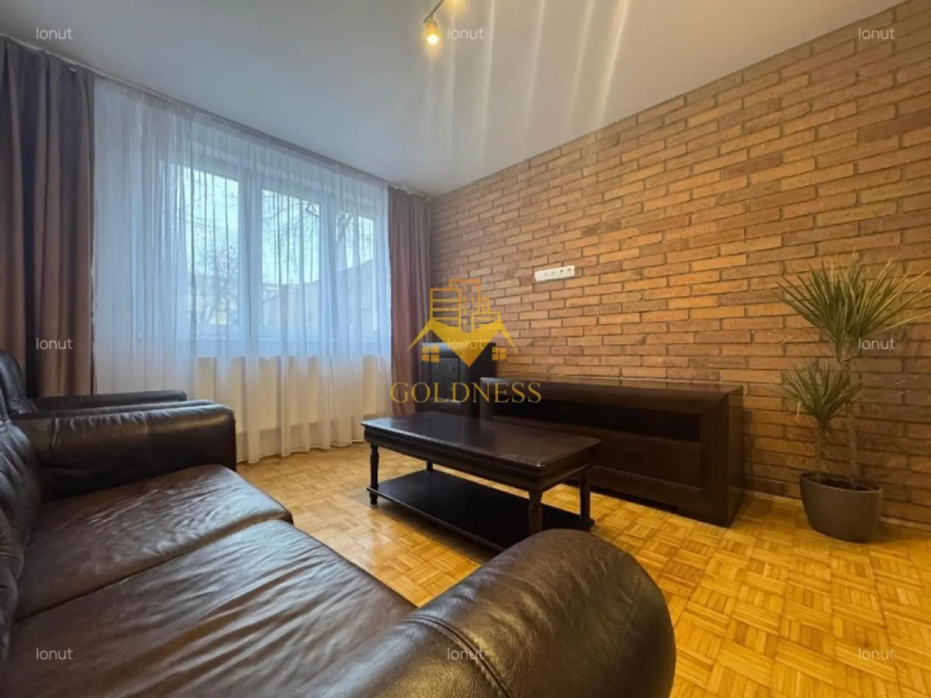 2 camere, modern, decomandate, Horea Zona Faculatea de Litere, Closca - GOLDNESS Imobiliare vă propune spre închiriere un apartament cu 2 camere complet mobilat și utilat, la etajul 1 într-un imobil de 4 etaje, în zona Centrala.
La chiria de 500 euro se adauga tva de 21% !
Posibilitate de parcare in zona!
Se află în apropierea stațiilor de transport în comun, magazine, restaurante, spații verzi, farmacii, etc. 

Apartamentul este compartimentat astfel:
 - dormitor cu pat matrimonial, dressing, noptiere
 - living cu canapea extensibila, spatiu pentru depozitare
 - bucatarie complet mobilata, utilata, loc de luat masa
 - baie cu cabina de dus, calorifer port prosop și dulap pentru depozitare.

Imobilul este dotat cu toate cele necesare- centrală proprie, frigider, aragaz, hotă, mașină de spălat haine, etc. 

Dacă sunteți interesați de acest apartament și doriți să îl vizionați, dar și pentru alte oferte nu ezitați să ne contactați telefonic sau prin e-mail. Vă stăm la dispoziție!

Pentru intermediere se percepe un comision de 50% din prețul chiriei!